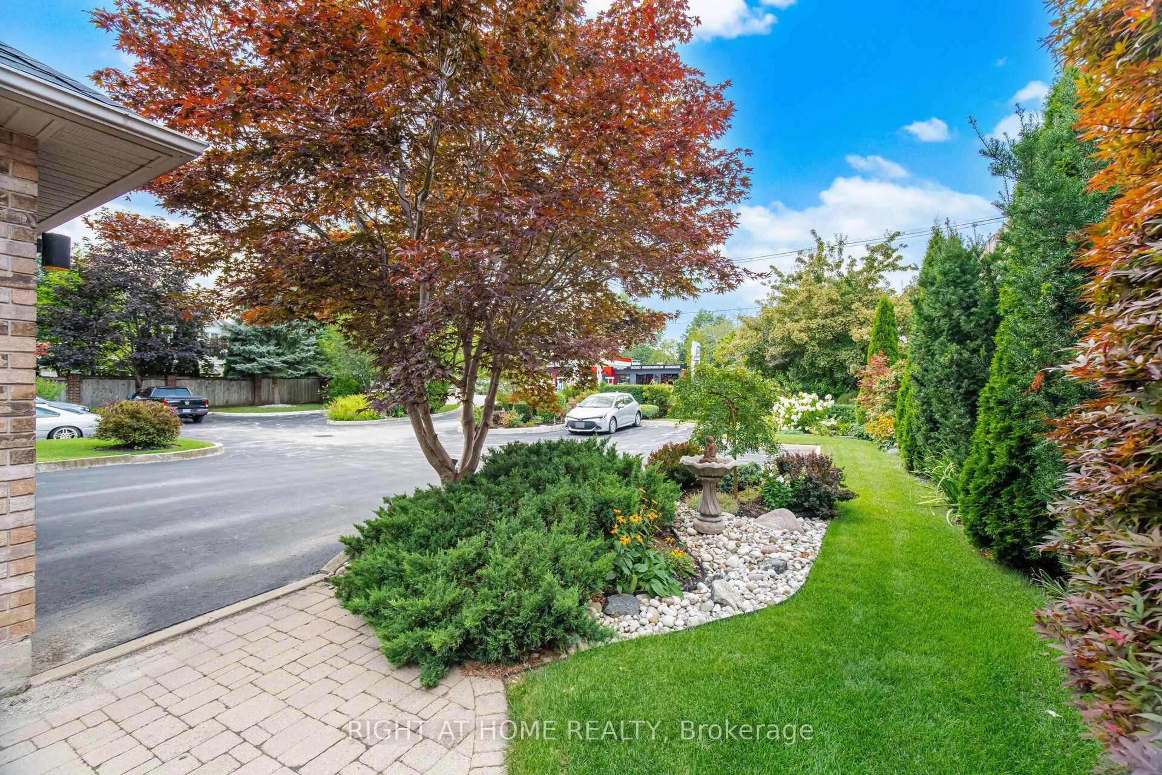 A pic from outside/outdoor area/front of a property/back of a property/a pic from drone, street for 3064 Lakeshore Rd, Oakville Ontario L6L 1J2