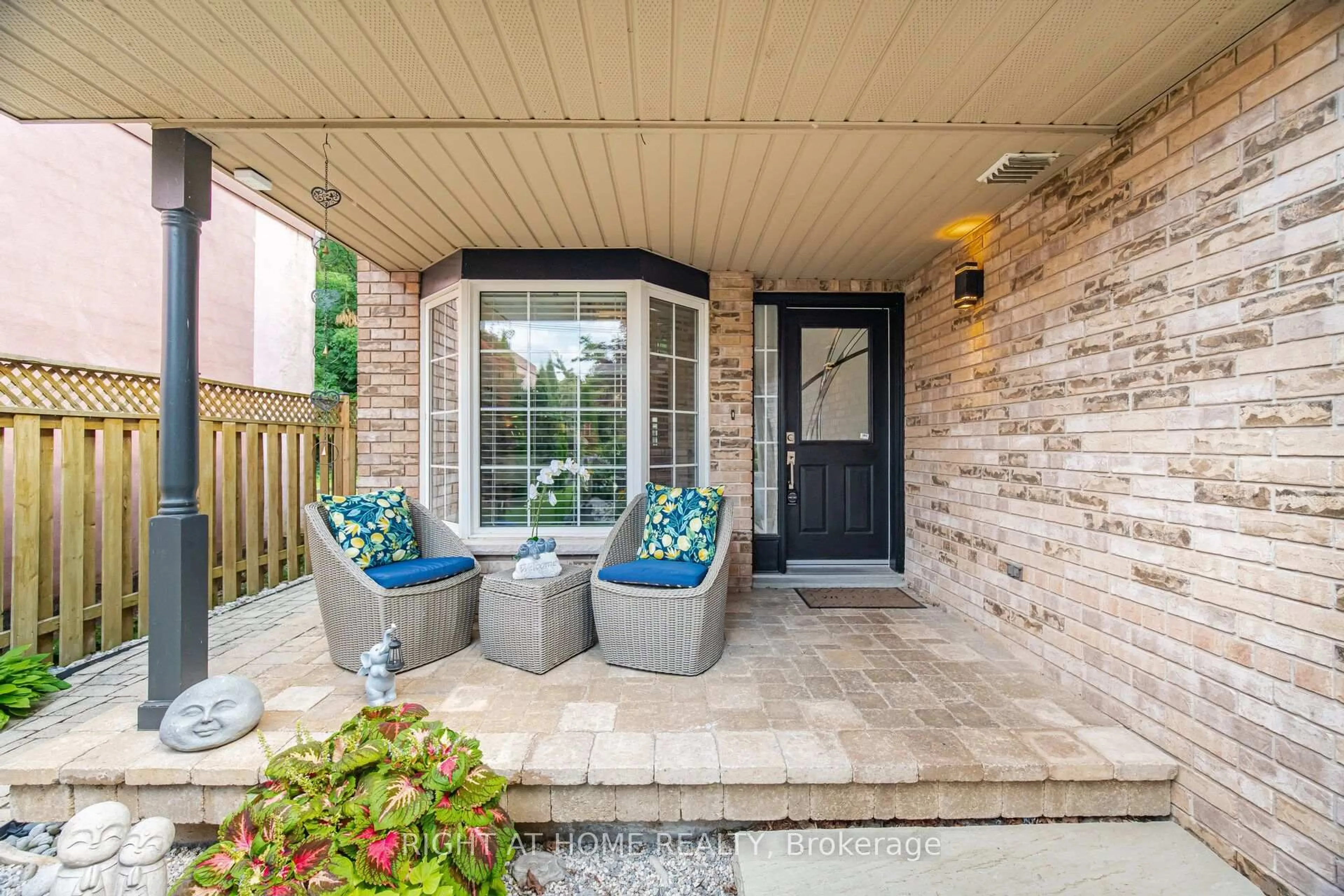 Patio, street for 3064 Lakeshore Rd, Oakville Ontario L6L 1J2