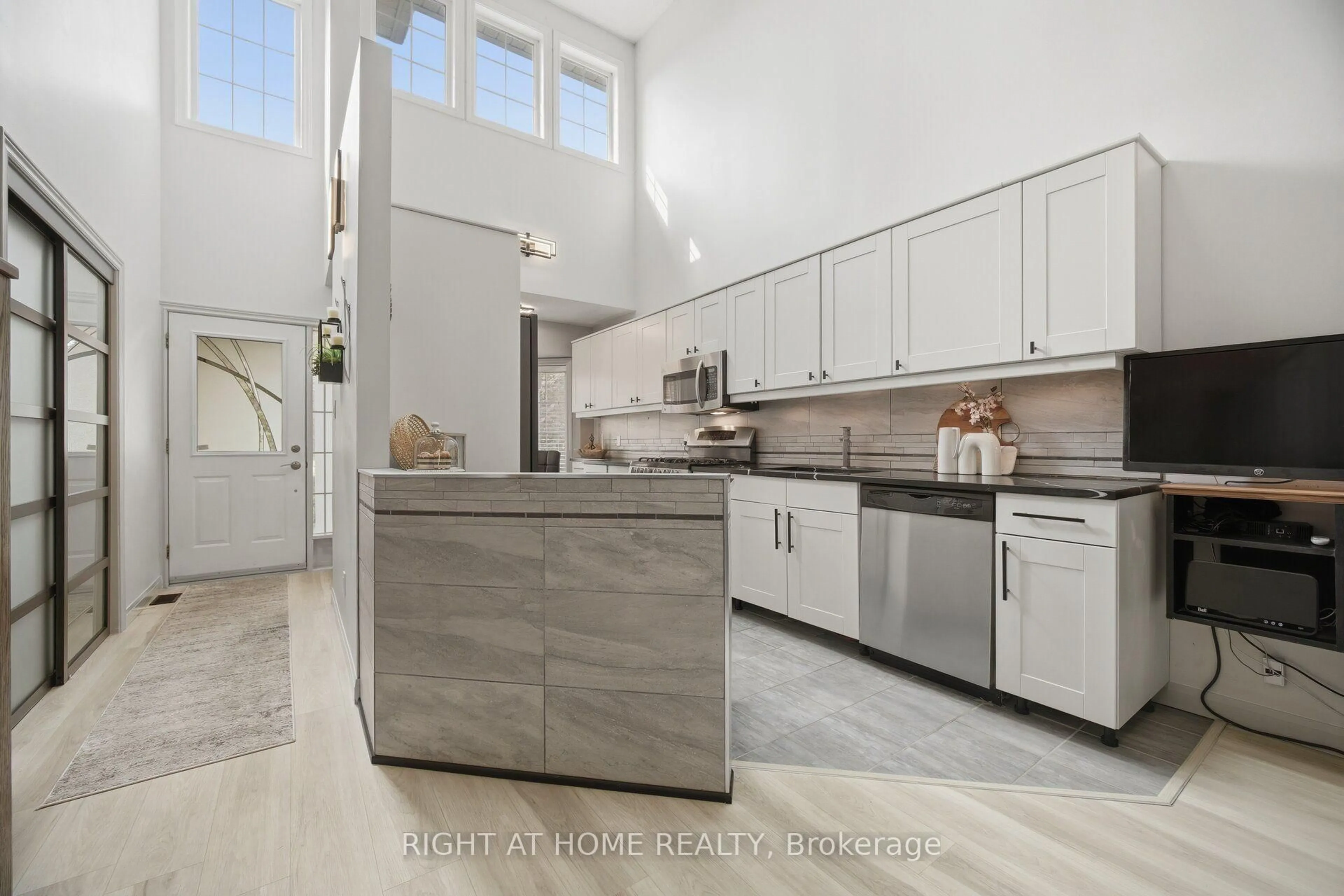 Open concept kitchen, unknown for 3064 Lakeshore Rd, Oakville Ontario L6L 1J2