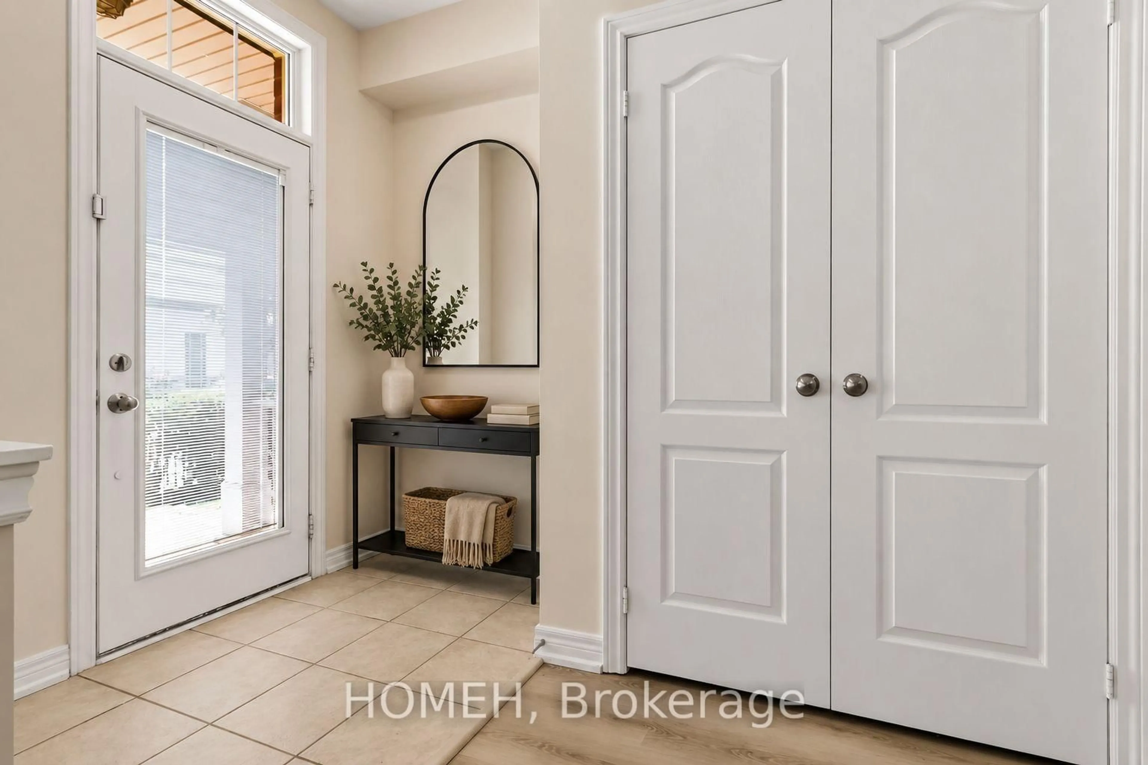 Indoor entryway for 3215 Thomas St #4, Mississauga Ontario L5M 0M2