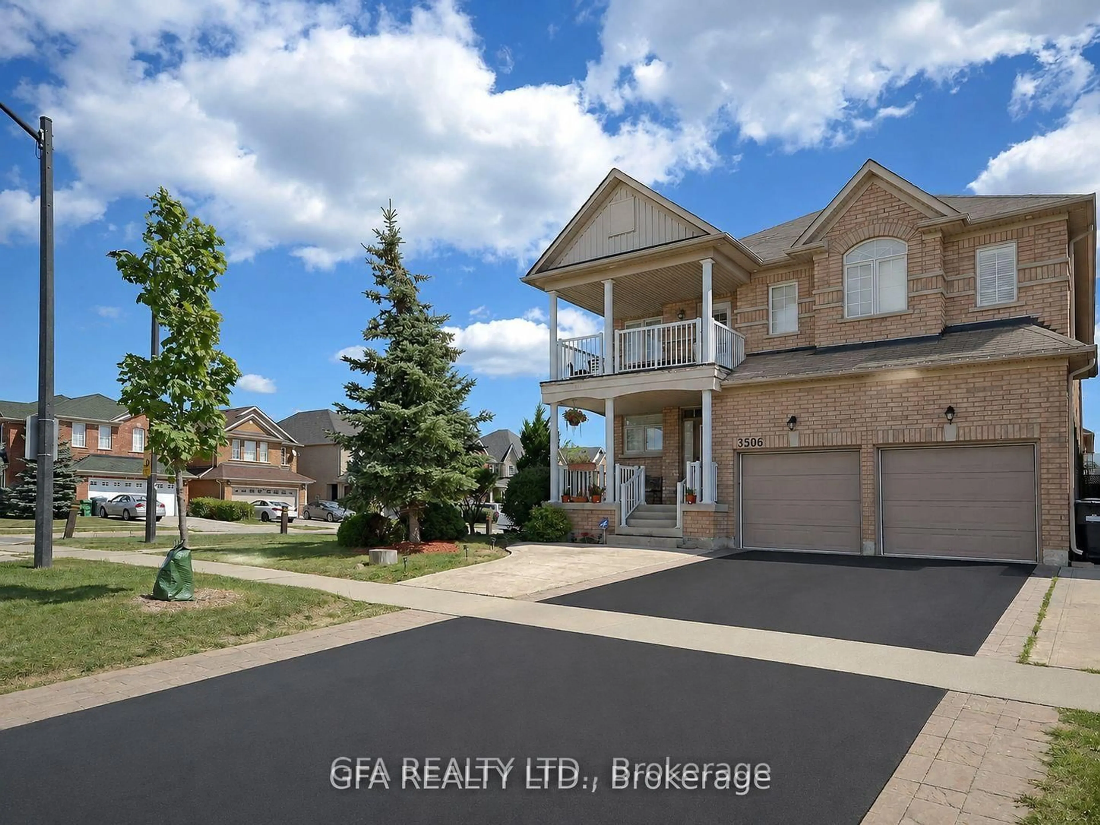 A pic from outside/outdoor area/front of a property/back of a property/a pic from drone, street for 3506 Aquinas Ave, Mississauga Ontario L5M 7L7