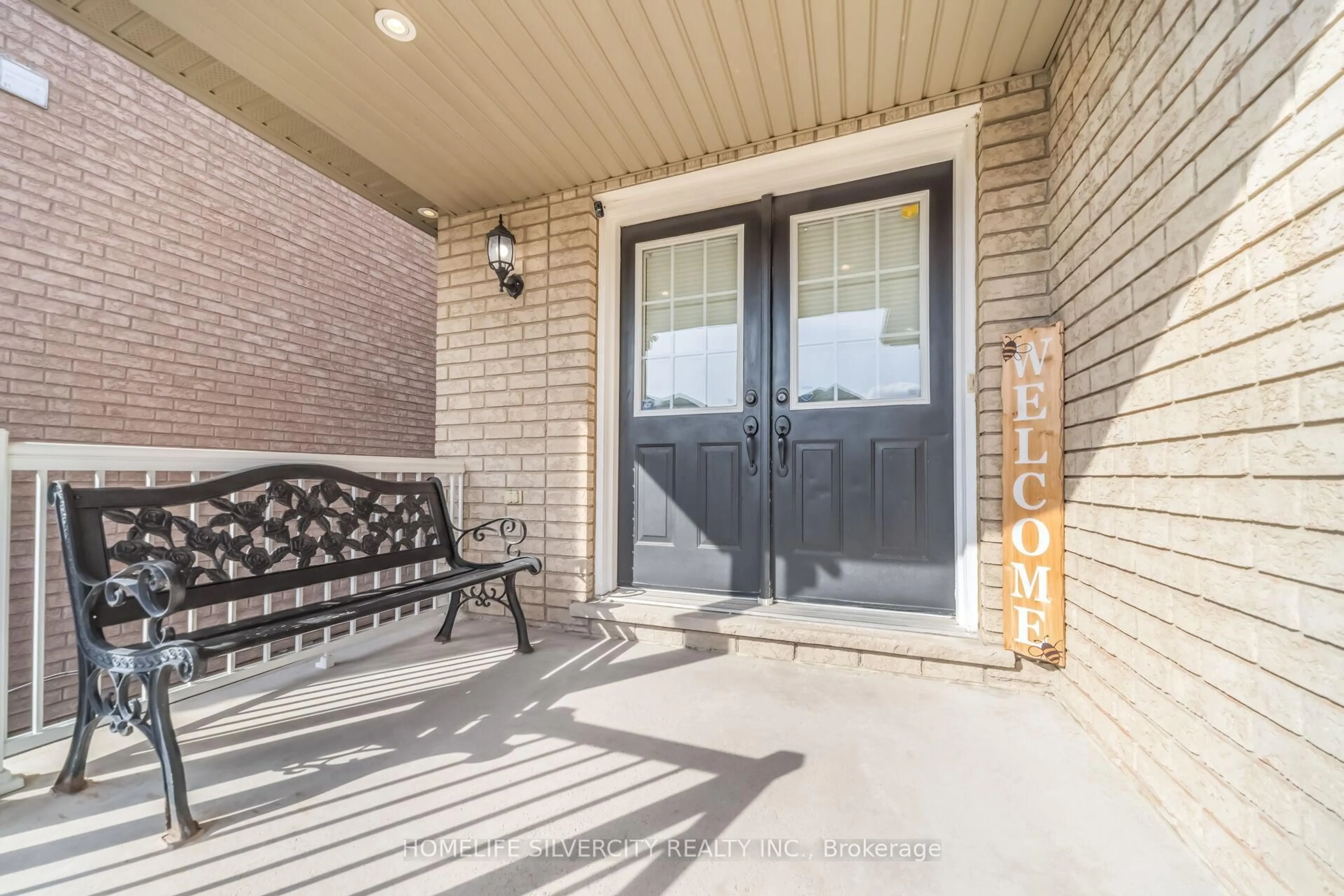 Indoor entryway for 15 Newark Way, Brampton Ontario L7A 2V1