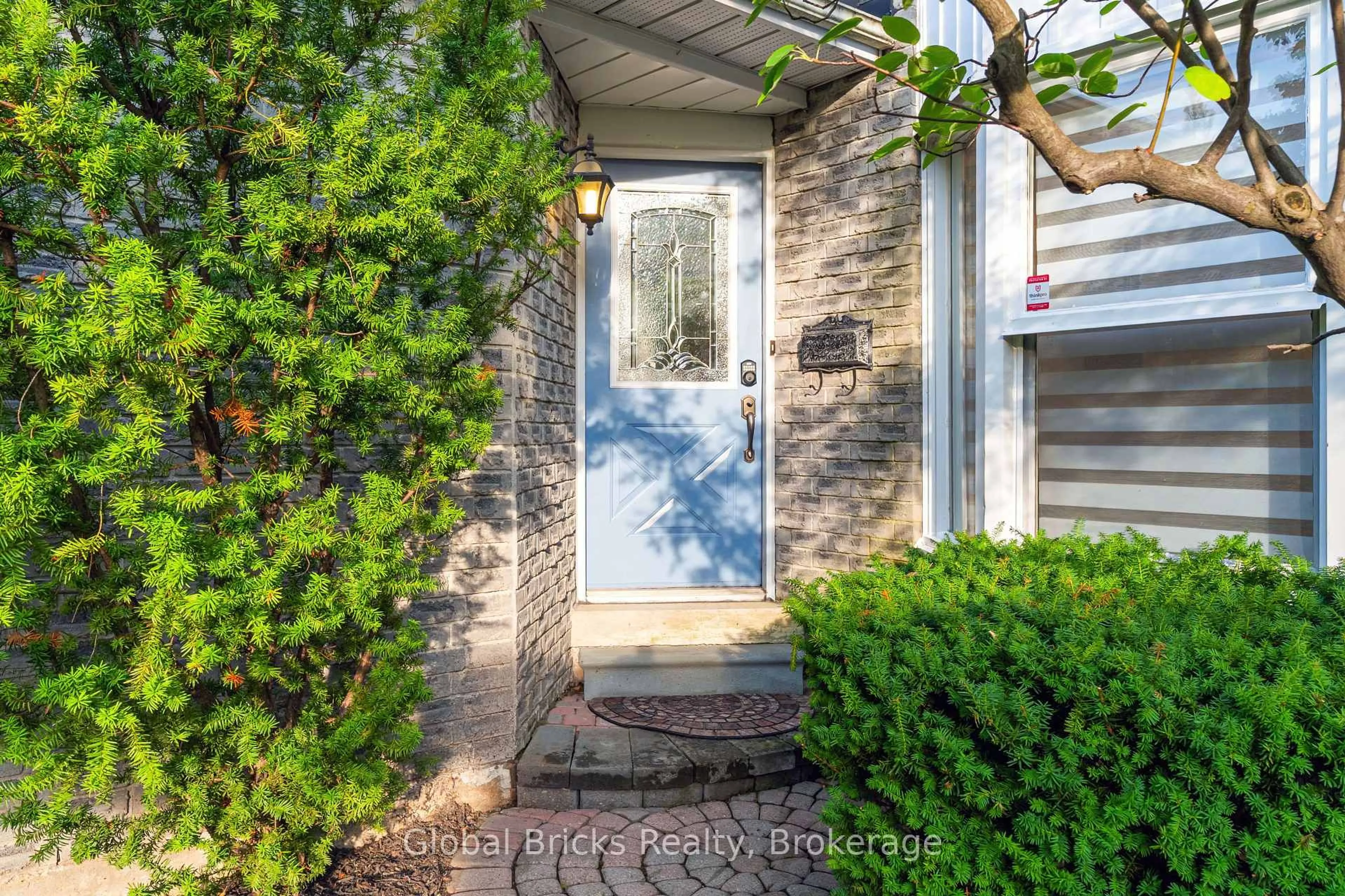 Indoor entryway for 6190 Saltmarsh Crt, Mississauga Ontario L5N 5V8
