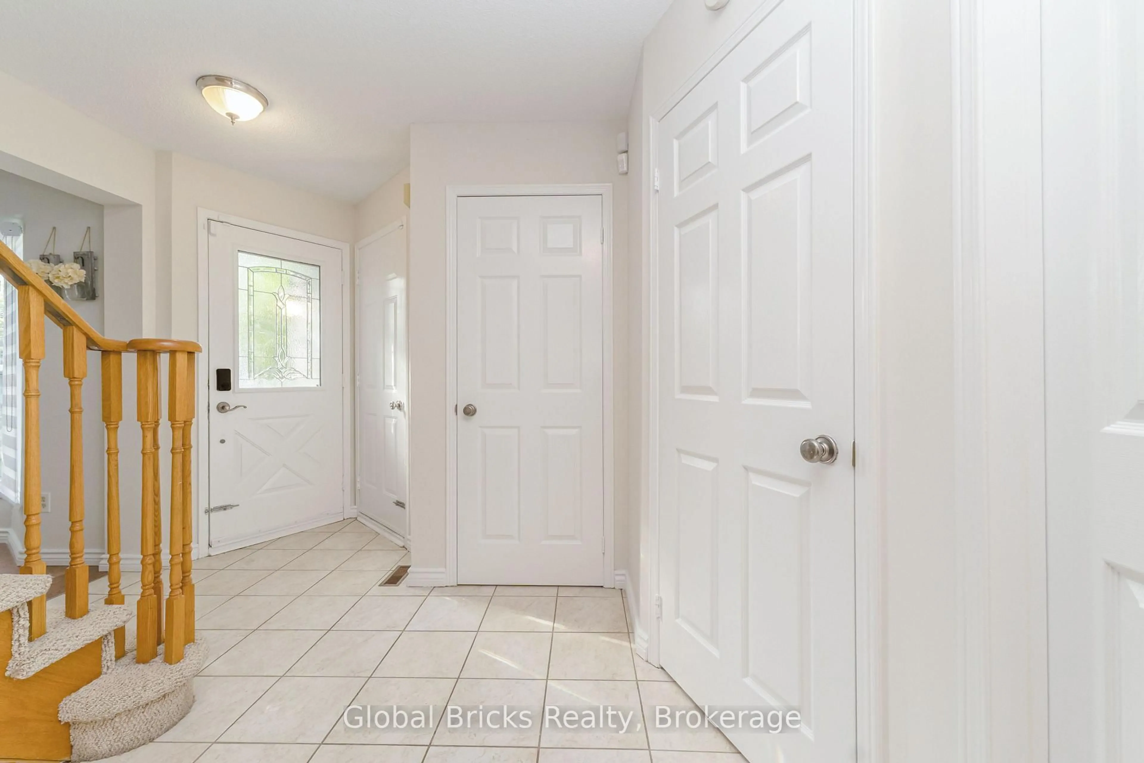 Indoor entryway for 6190 Saltmarsh Crt, Mississauga Ontario L5N 5V8