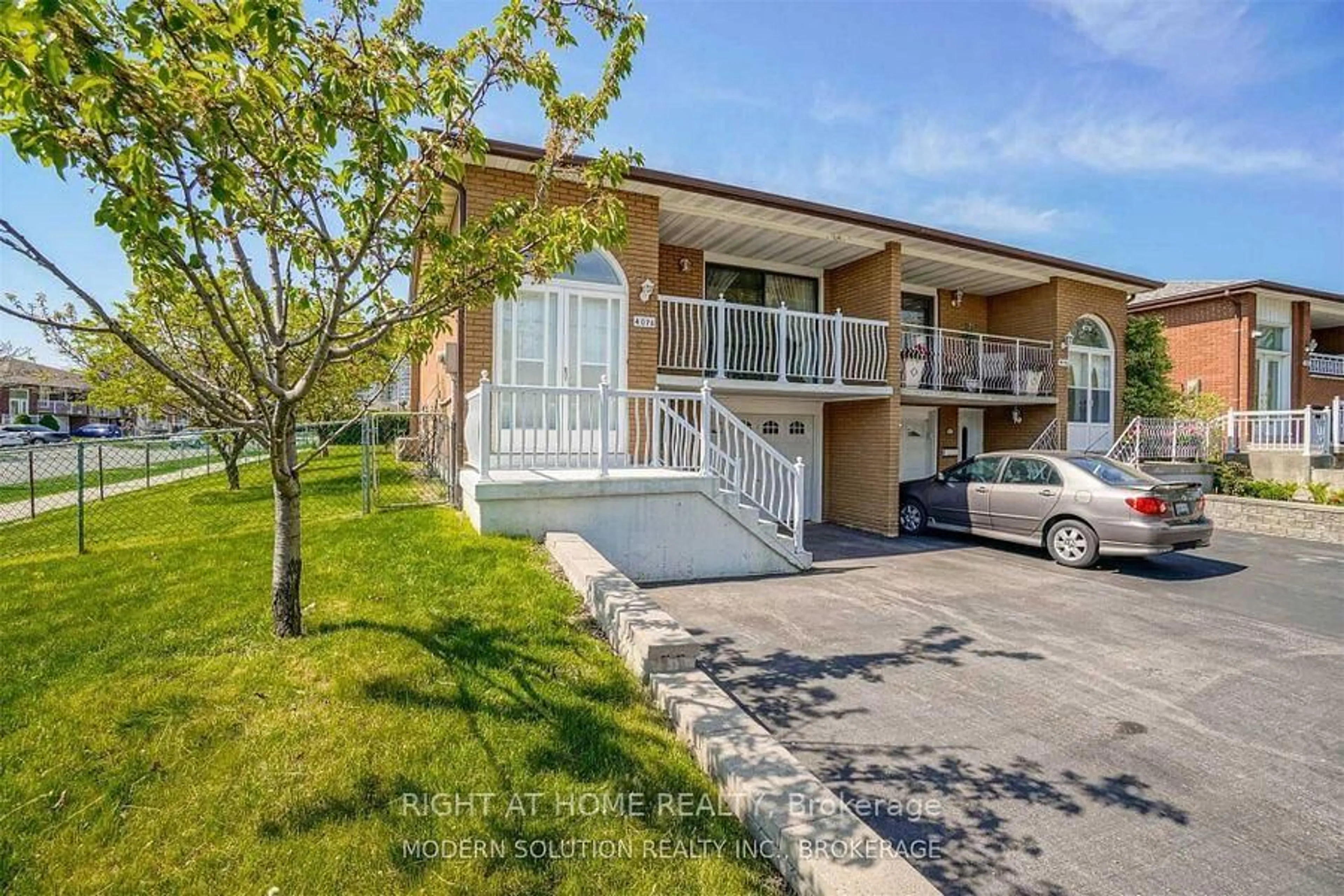 A pic from outside/outdoor area/front of a property/back of a property/a pic from drone, street for 4076 Woodington Dr, Mississauga Ontario L4Z 1K2