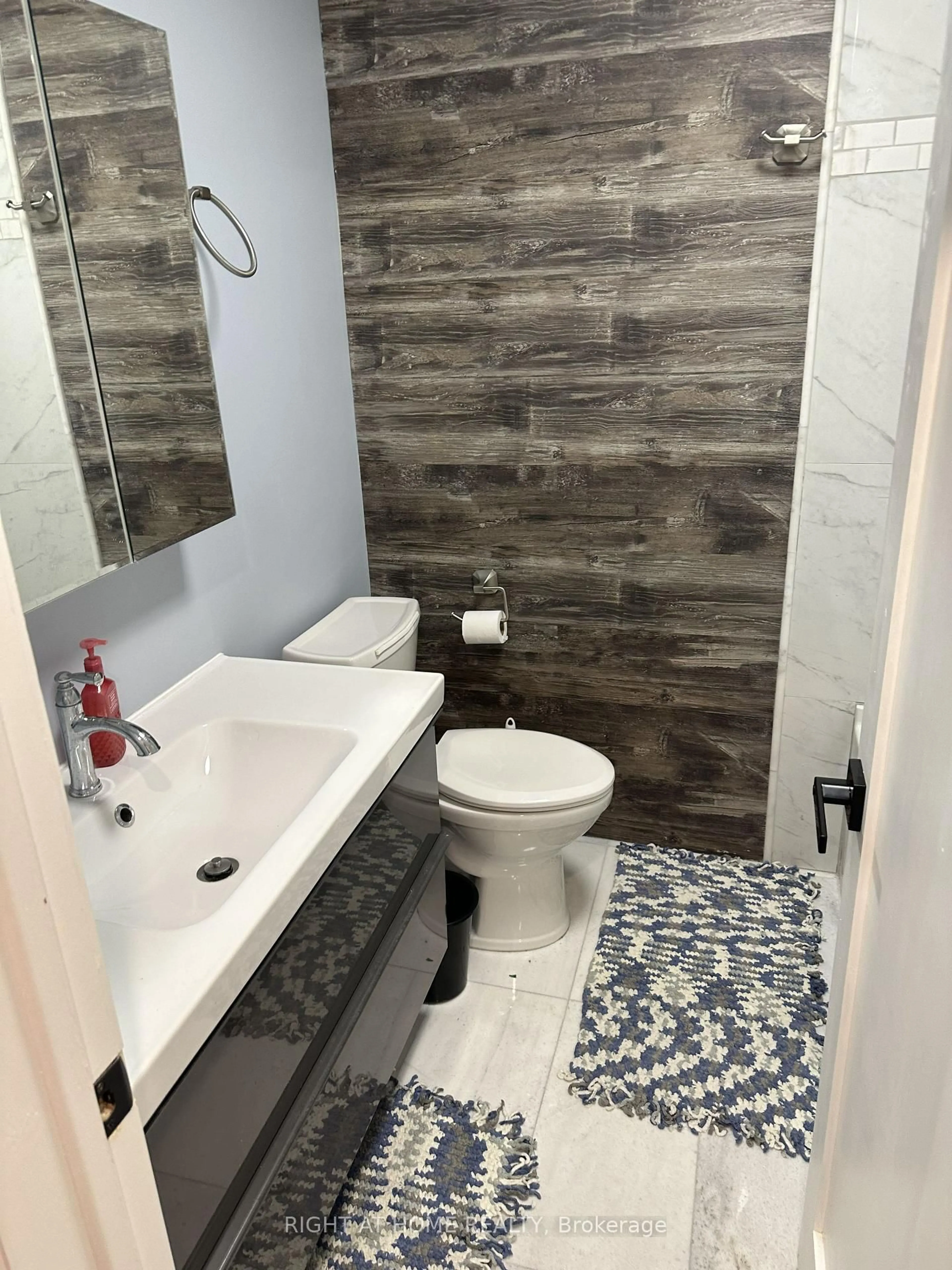 Contemporary bathroom, ceramic/tile floor for 4076 Woodington Dr, Mississauga Ontario L4Z 1K2