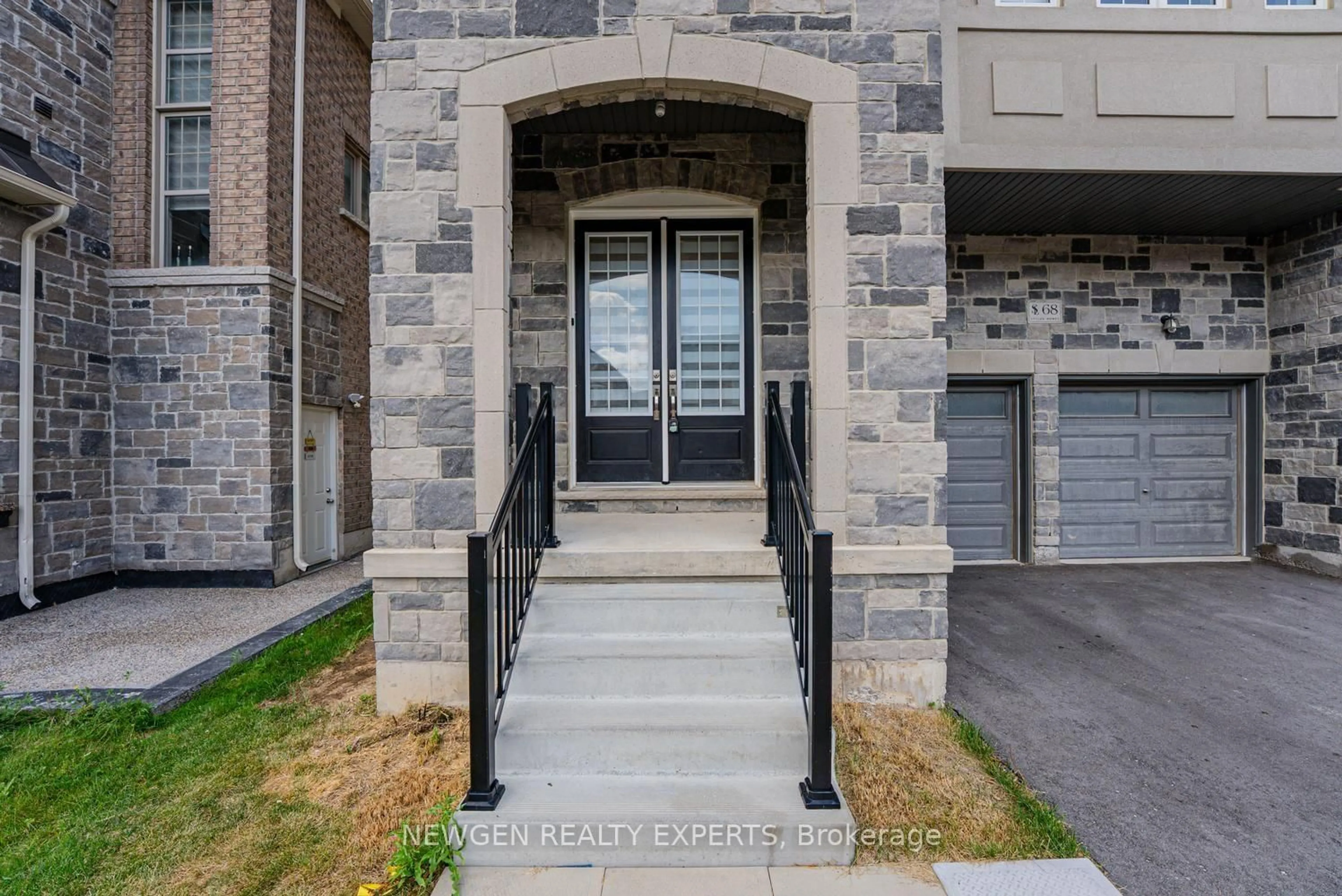 Indoor entryway for 68 Stowmarket St, Caledon Ontario L7C 3Y5