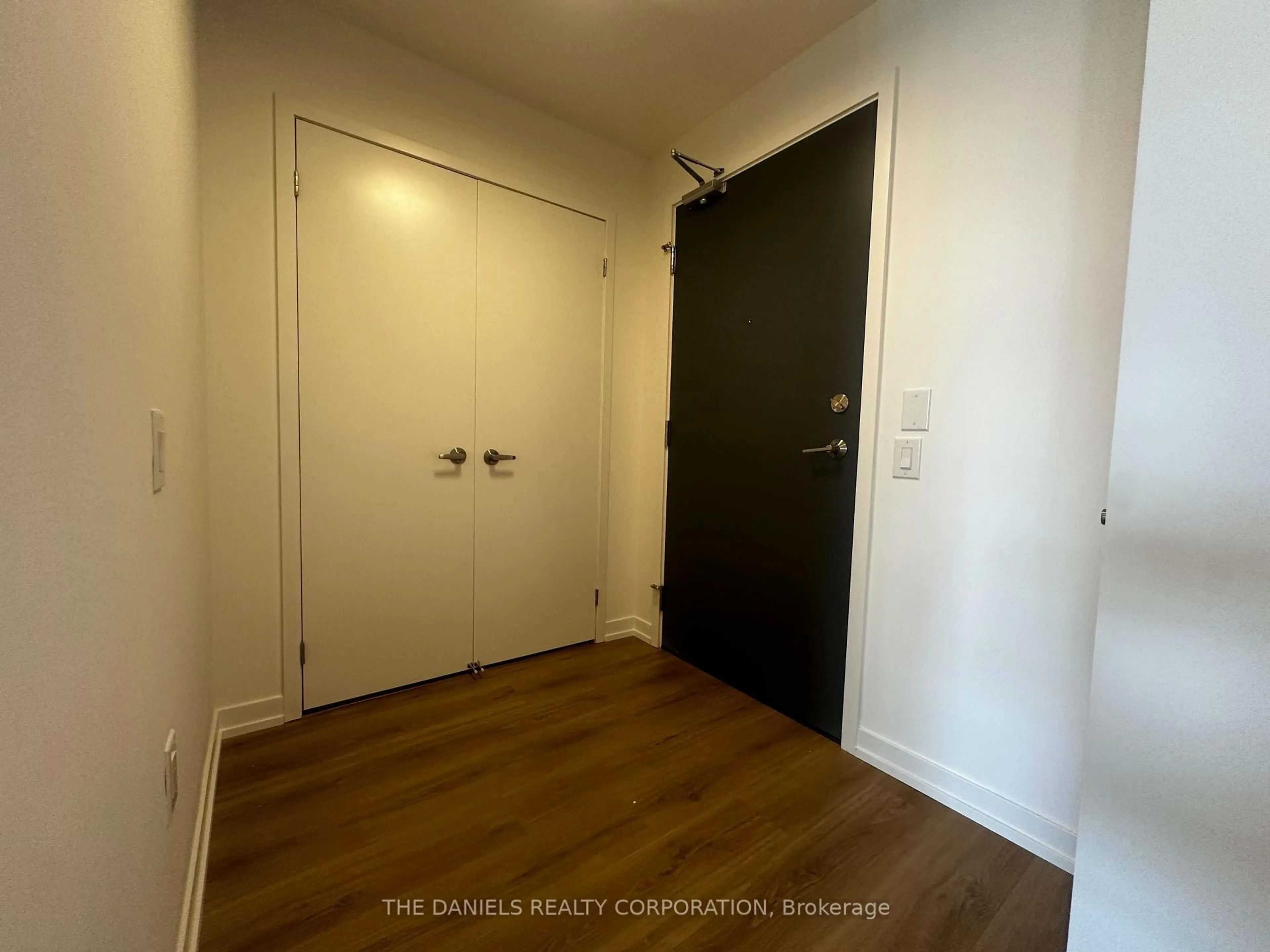 Indoor entryway for 2485 Eglinton Ave #1013, Mississauga Ontario L5M 2T1