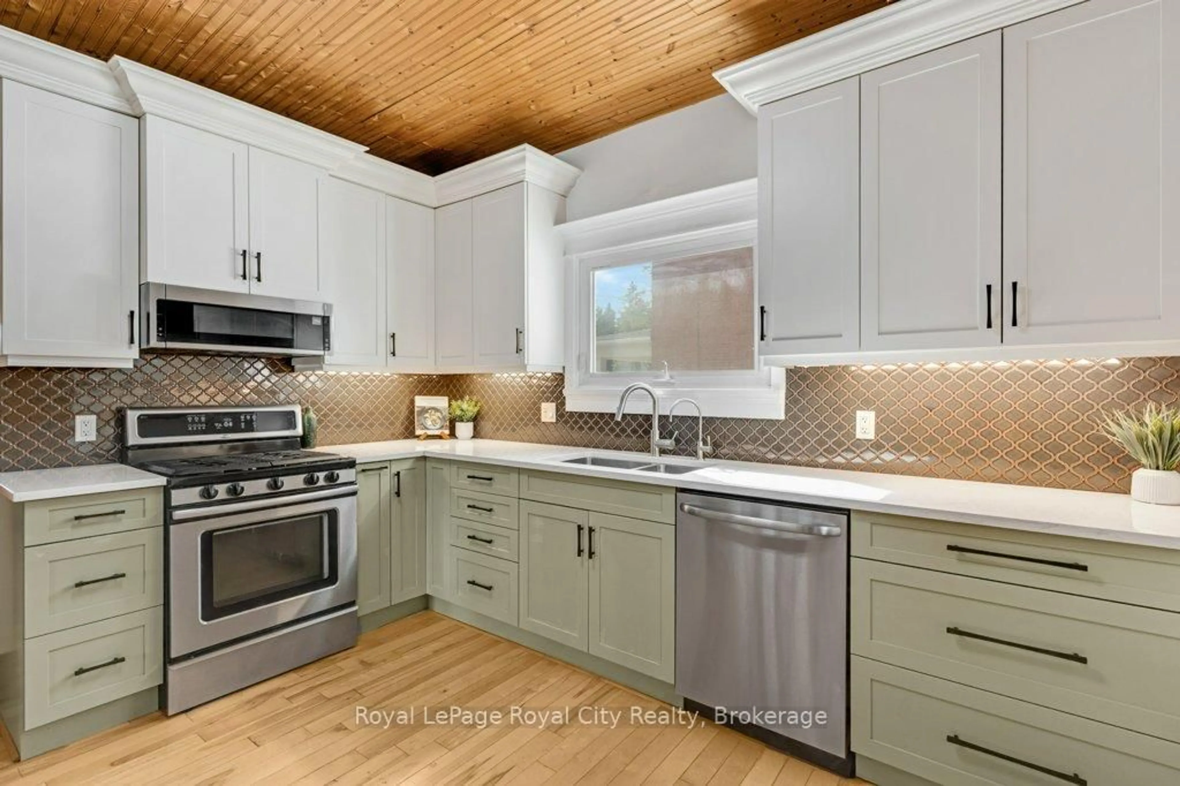 Open concept kitchen, ceramic/tile floor for 9 Wilbur St, Halton Hills Ontario L7J 2C3