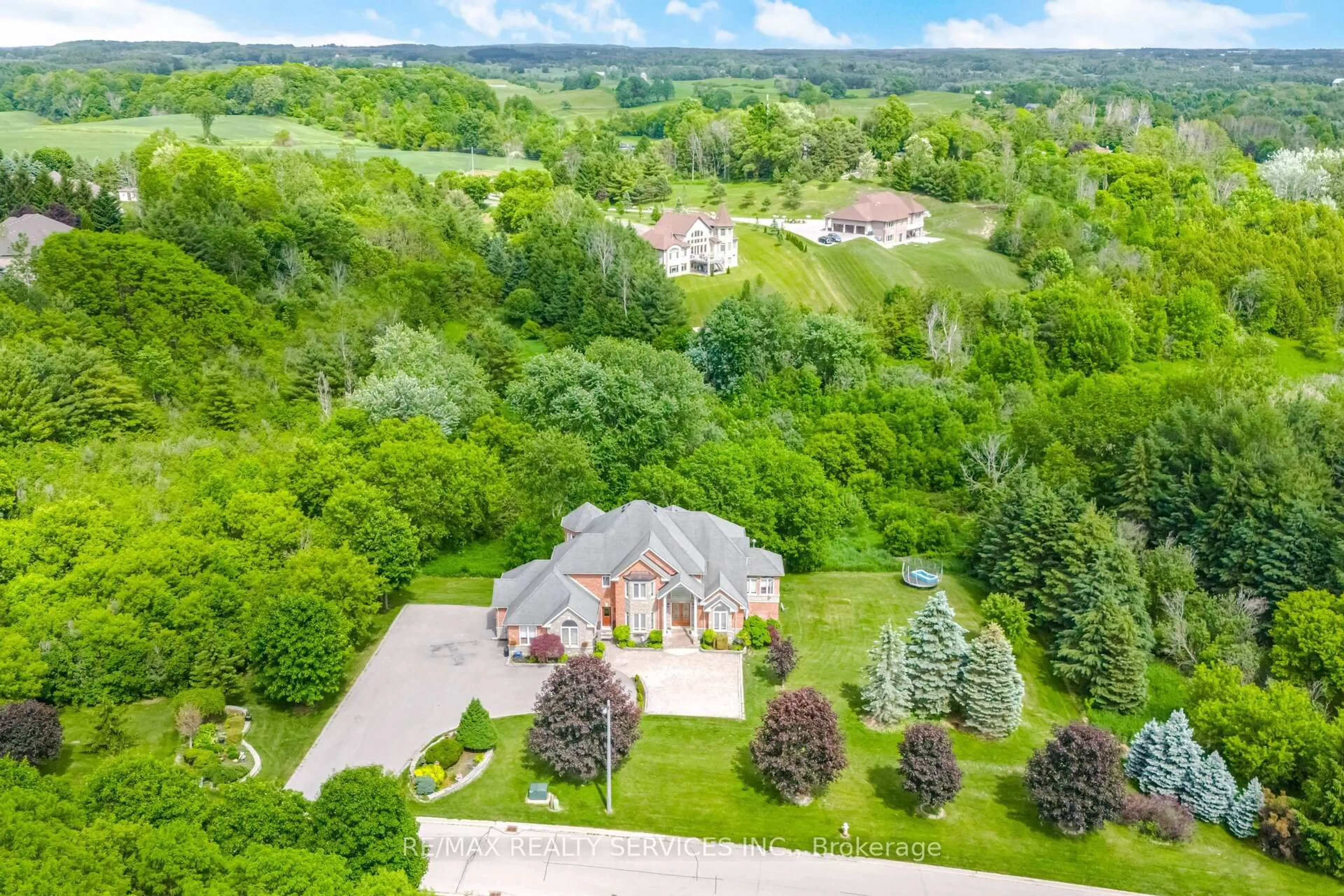 A pic from outside/outdoor area/front of a property/back of a property/a pic from drone, unknown for 3 Valley Hill Dr, Caledon Ontario L7E 0B8