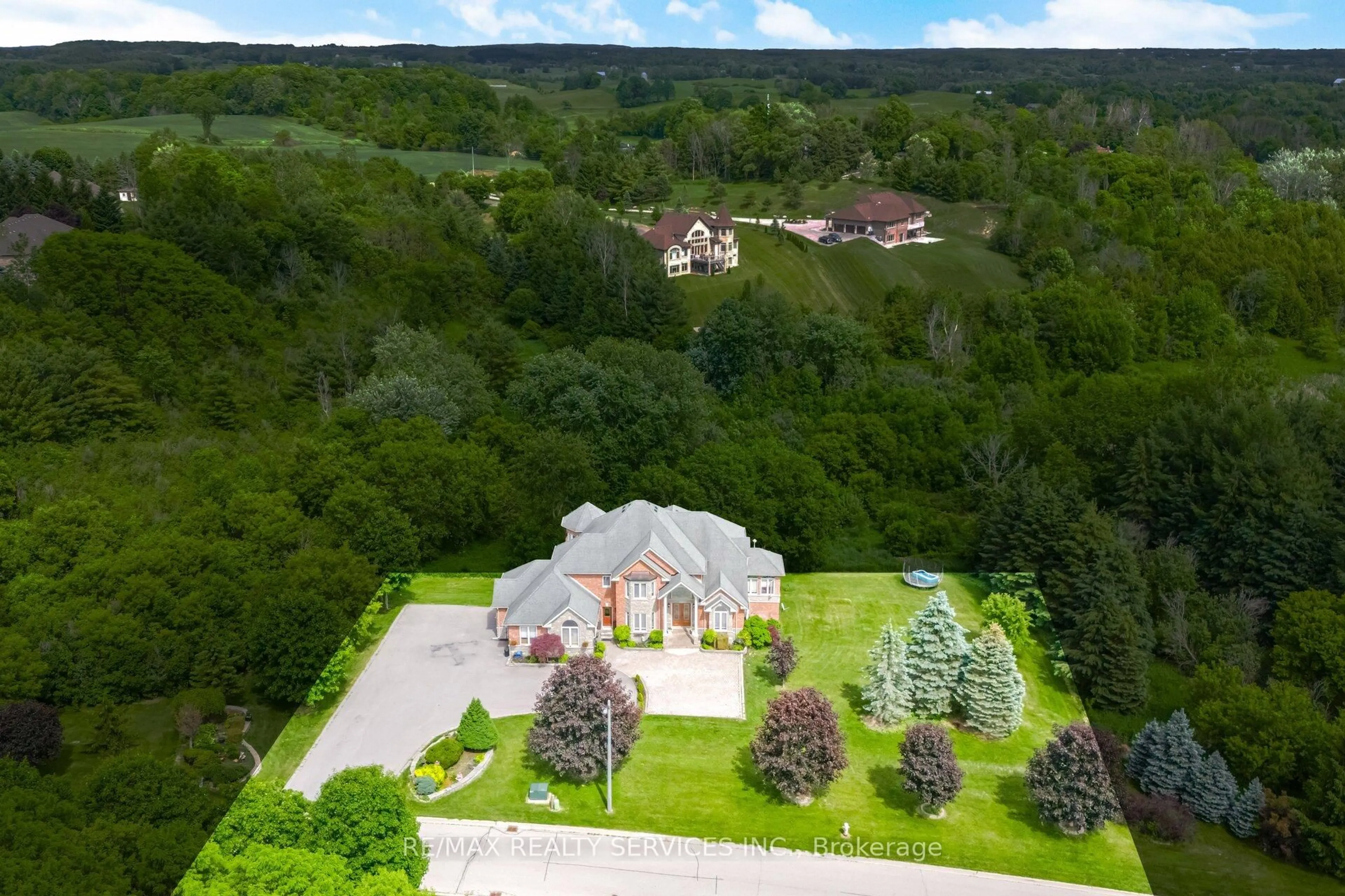 A pic from outside/outdoor area/front of a property/back of a property/a pic from drone, unknown for 3 Valley Hill Dr, Caledon Ontario L7E 0B8