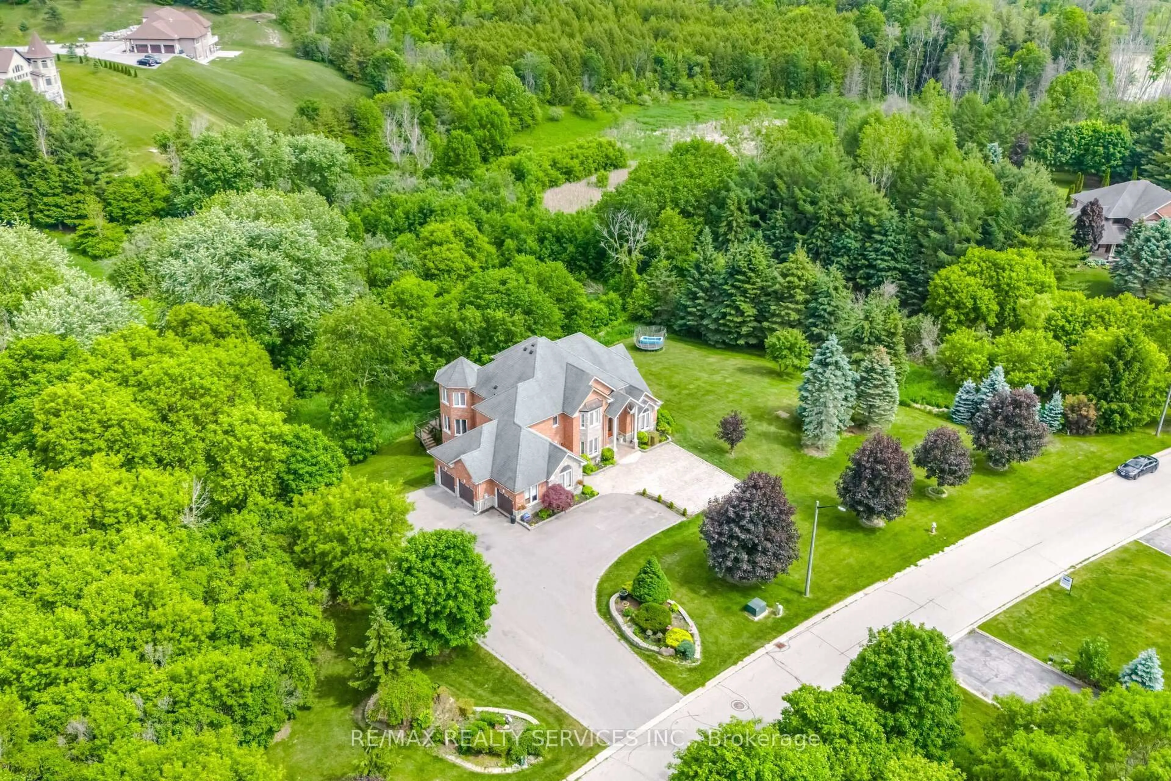 A pic from outside/outdoor area/front of a property/back of a property/a pic from drone, street for 3 Valley Hill Dr, Caledon Ontario L7E 0B8