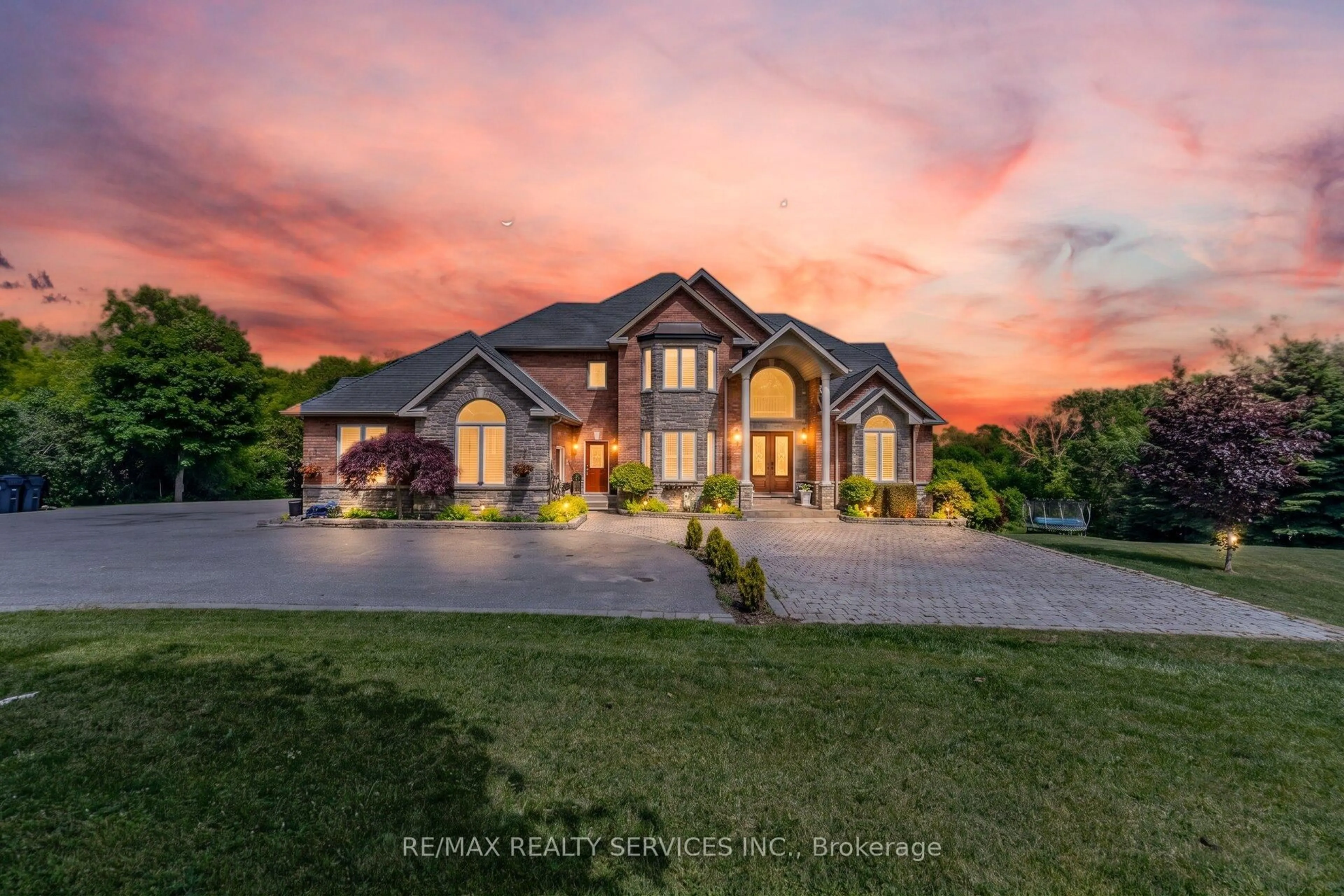 A pic from outside/outdoor area/front of a property/back of a property/a pic from drone, unknown for 3 Valley Hill Dr, Caledon Ontario L7E 0B8