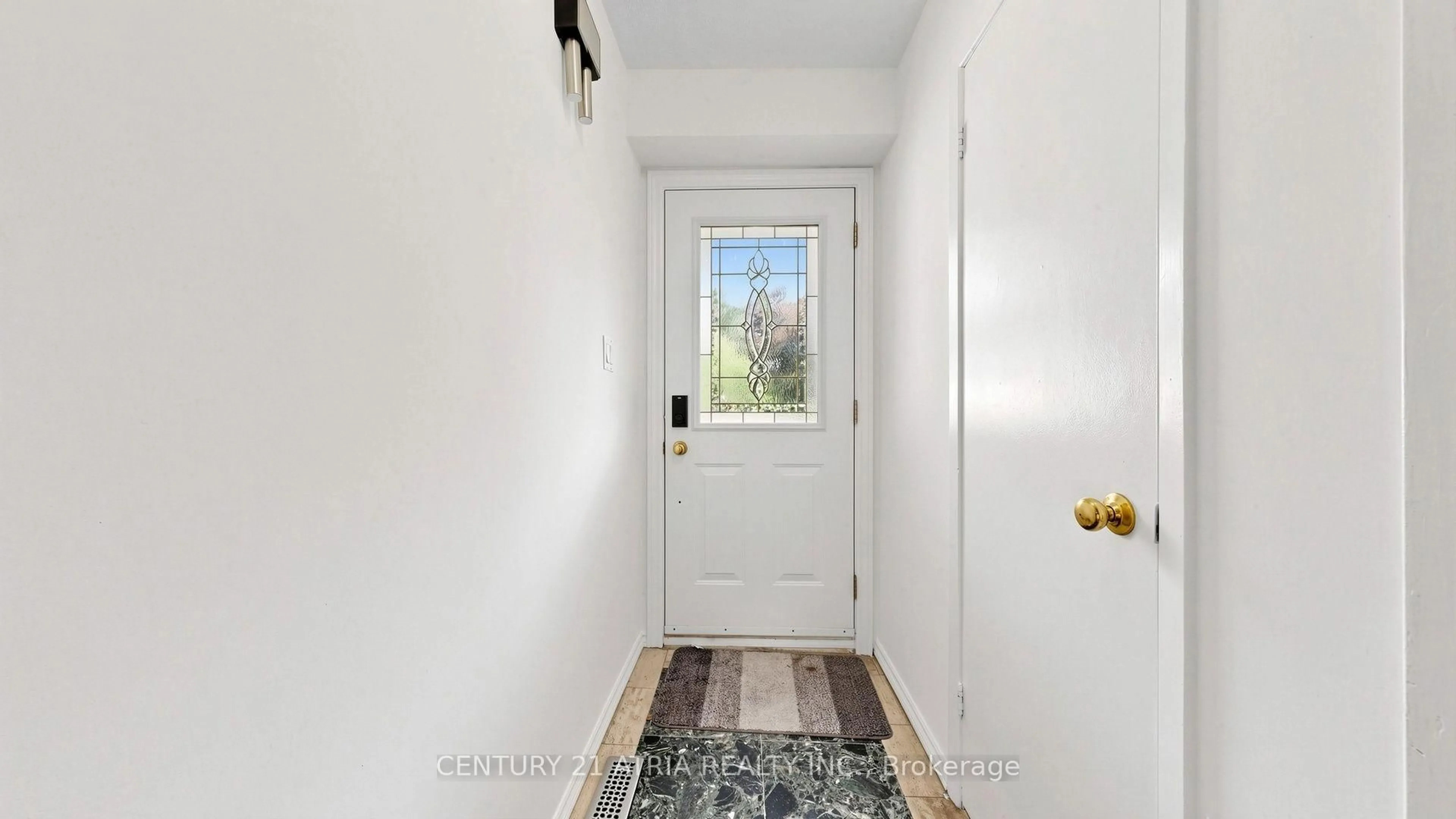 Indoor entryway for 3441 Oakglade Cres, Mississauga Ontario L5C 1X4