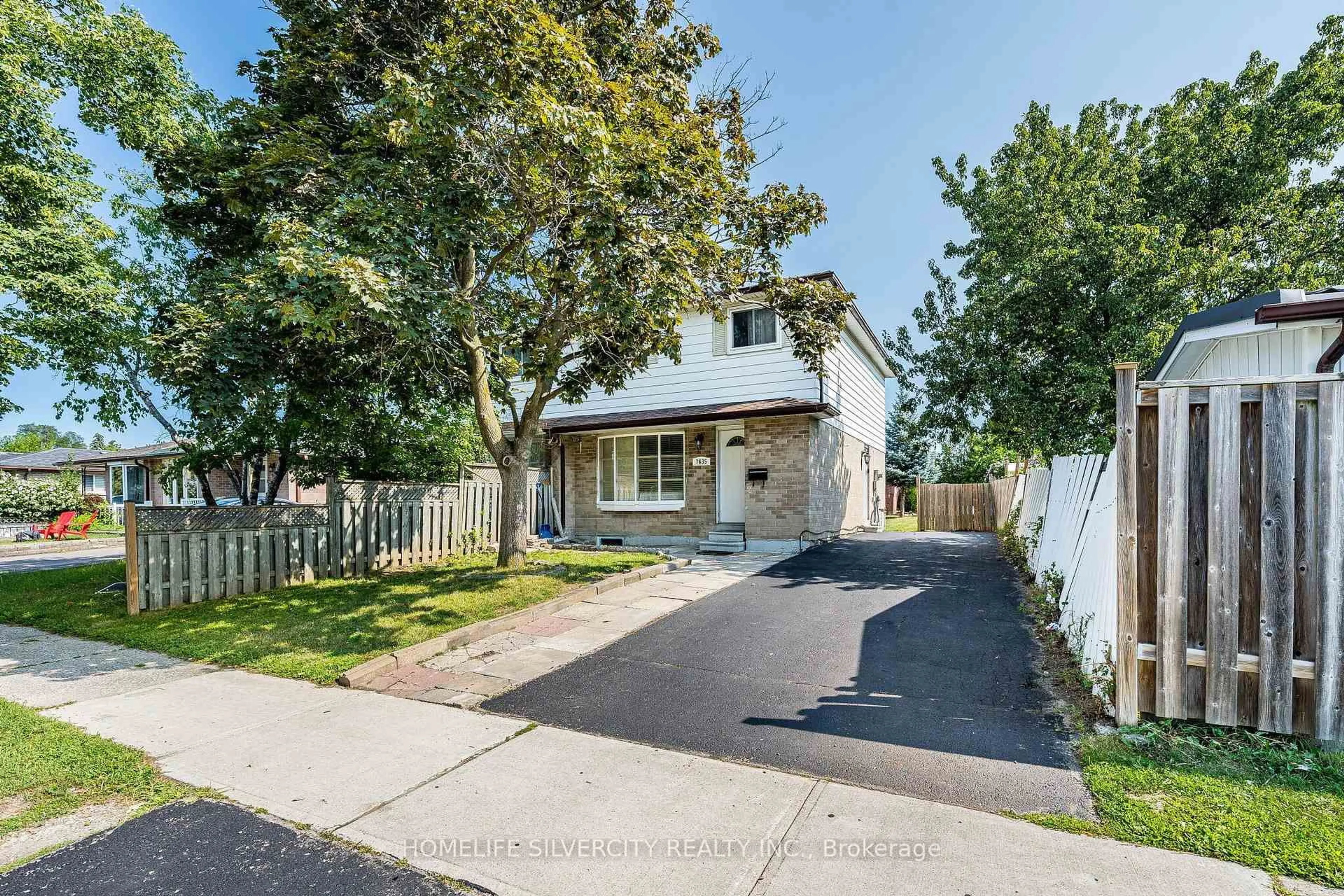 A pic from outside/outdoor area/front of a property/back of a property/a pic from drone, street for 7635 Anaka Dr, Mississauga Ontario L4T 3H8