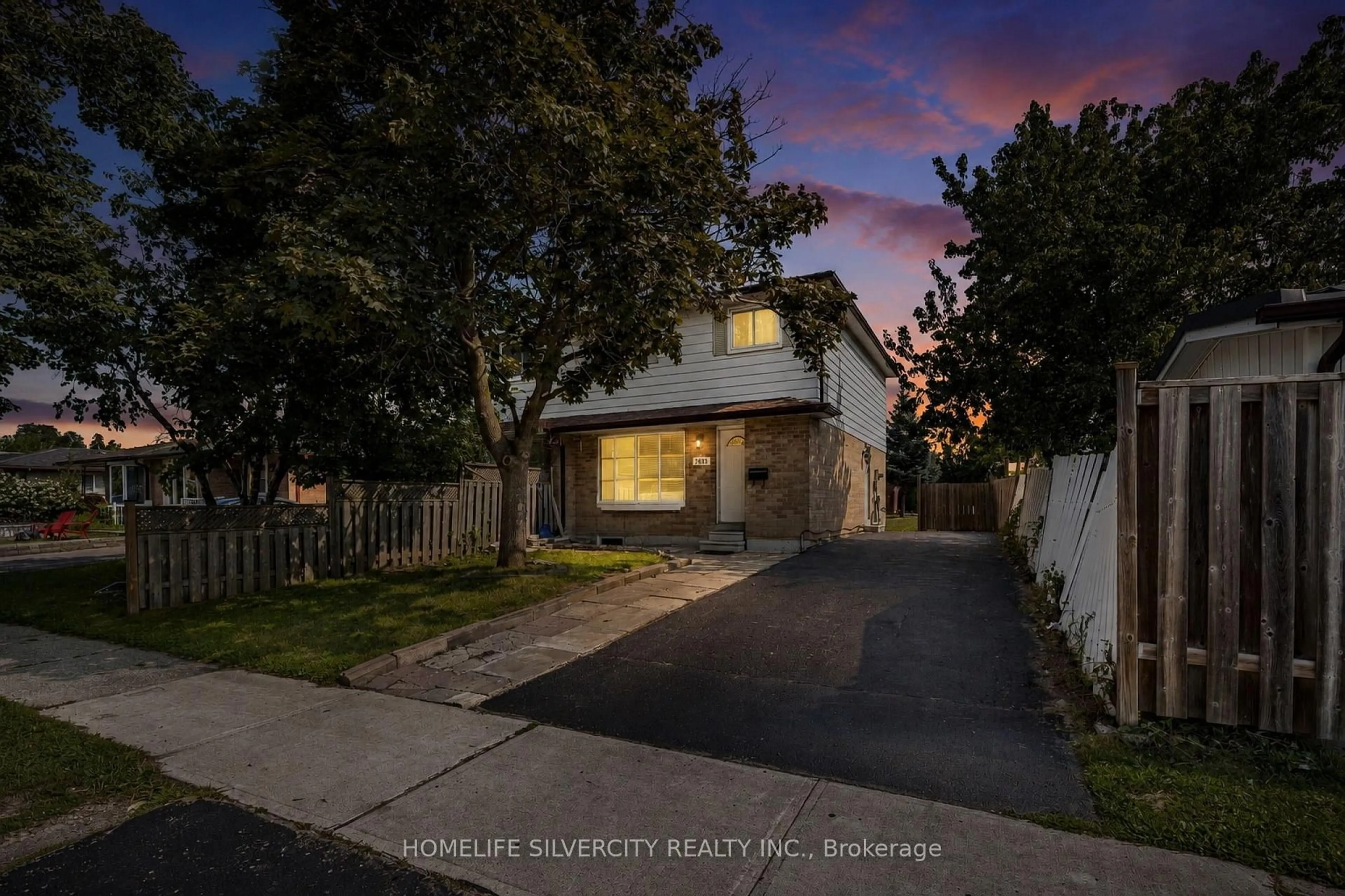 A pic from outside/outdoor area/front of a property/back of a property/a pic from drone, street for 7635 Anaka Dr, Mississauga Ontario L4T 3H8