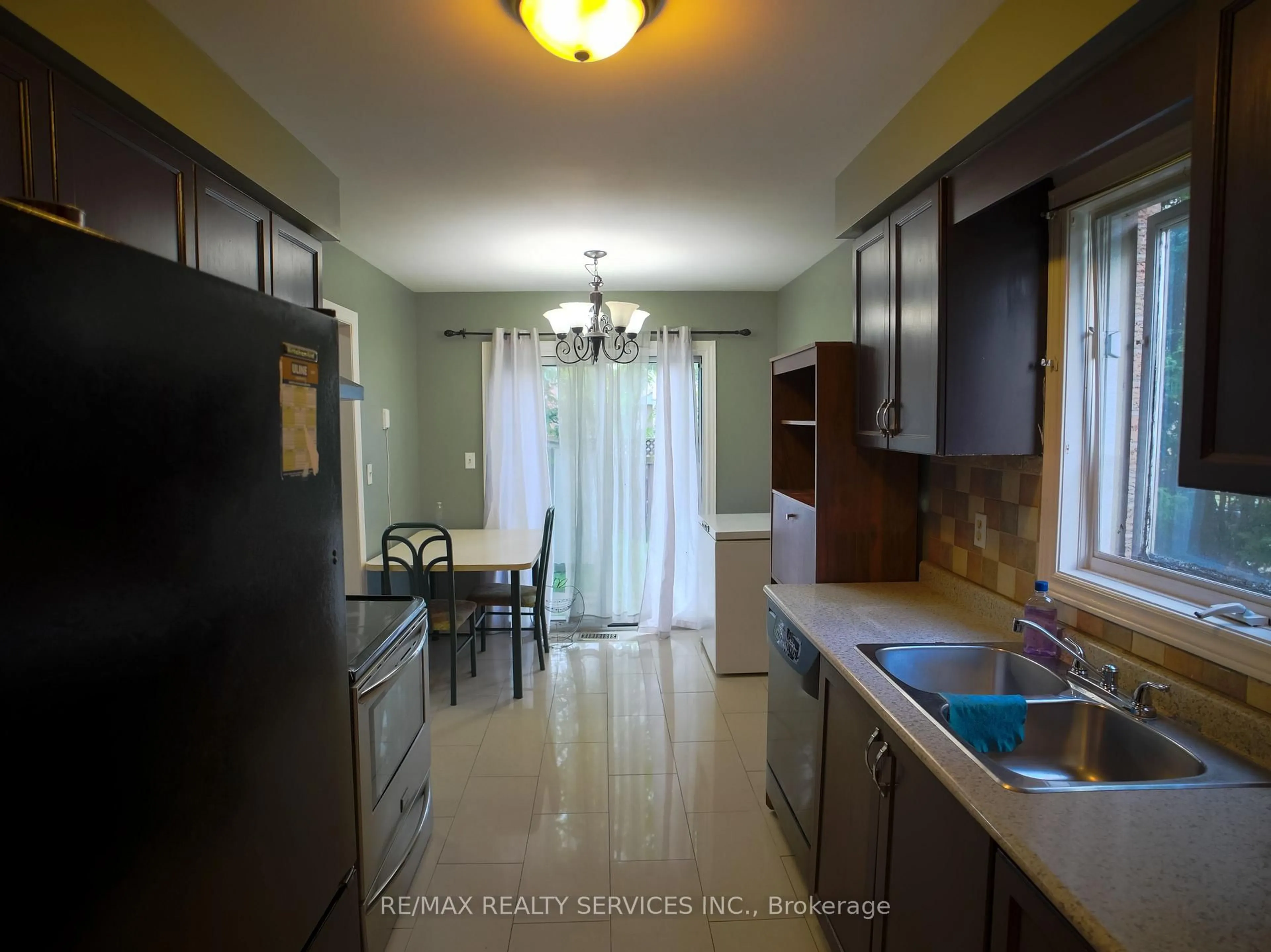 Standard kitchen, ceramic/tile floor for 121 Pressed Brick Dr, Brampton Ontario L6V 4K5