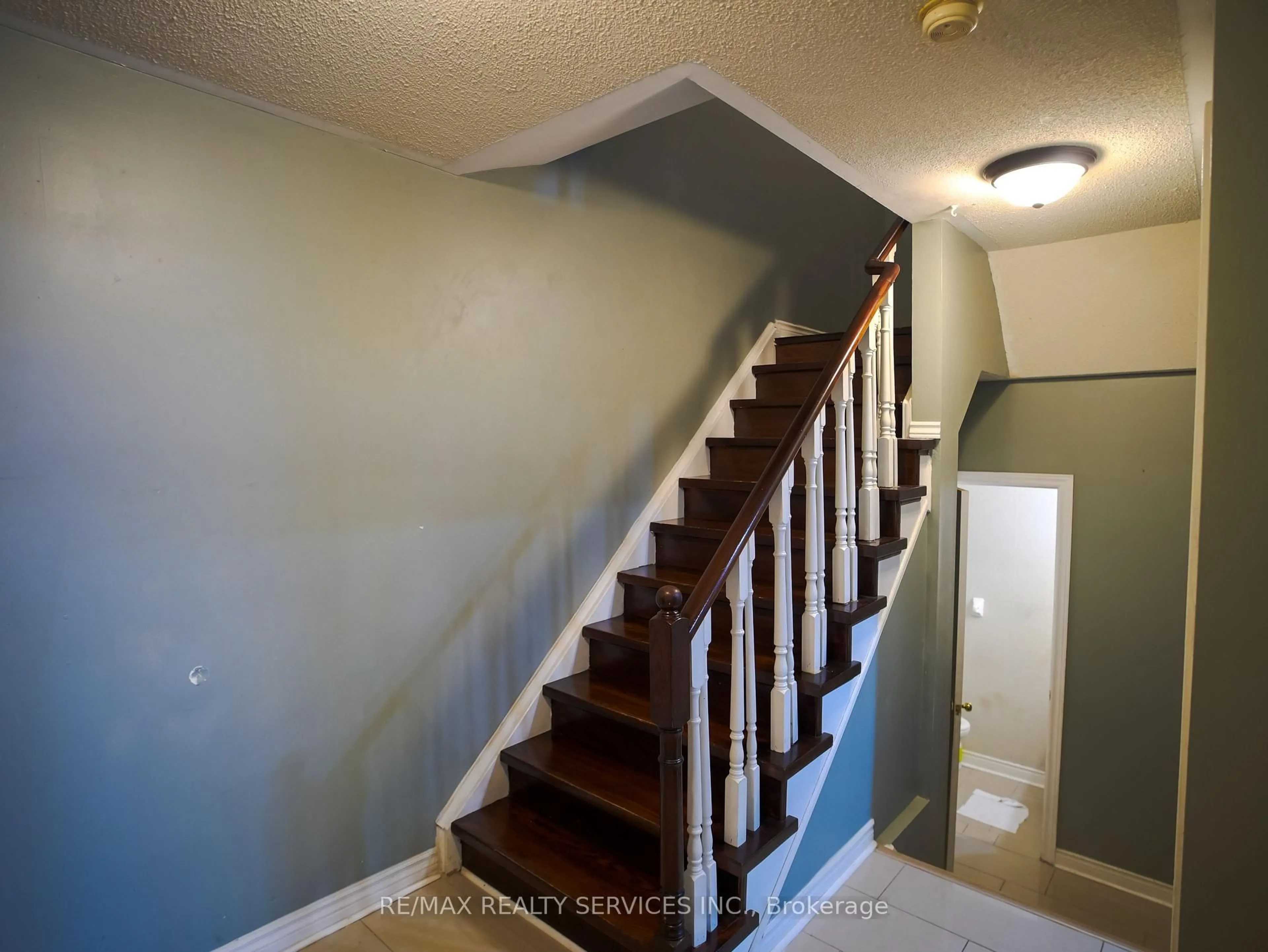 Stairs for 121 Pressed Brick Dr, Brampton Ontario L6V 4K5
