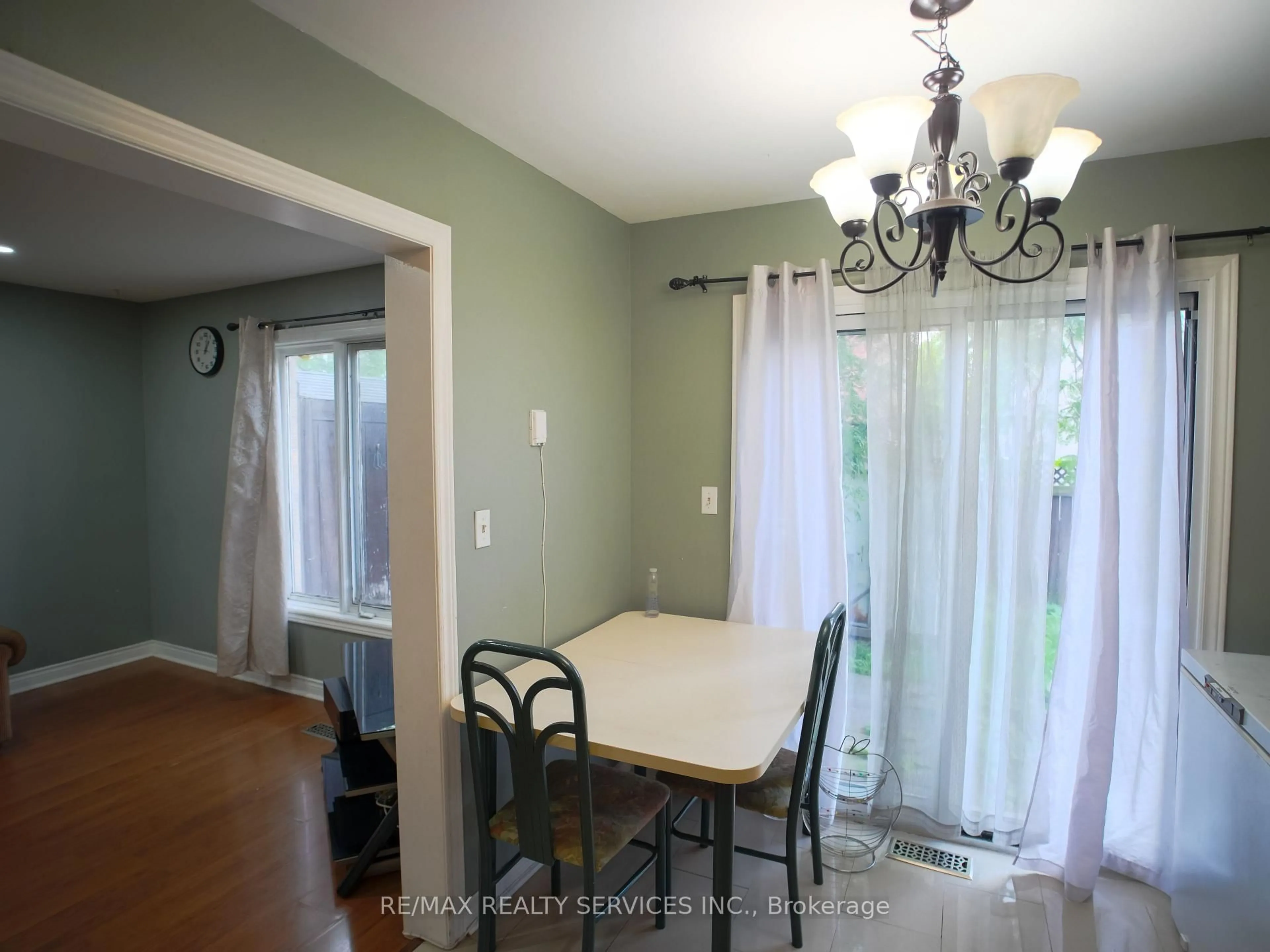 Dining room, unknown for 121 Pressed Brick Dr, Brampton Ontario L6V 4K5