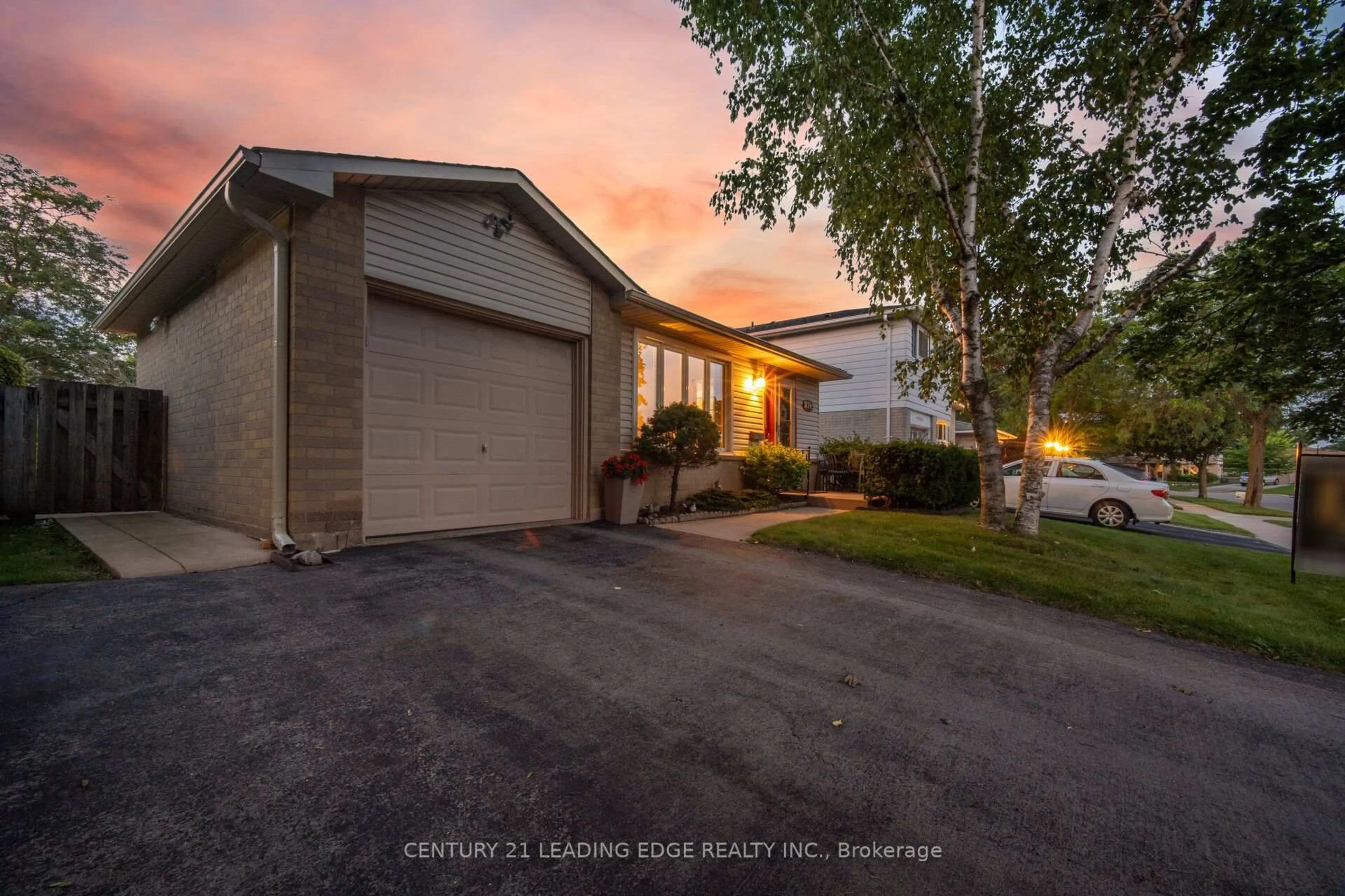 A pic from outside/outdoor area/front of a property/back of a property/a pic from drone, street for 3245 Lansdown Dr, Burlington Ontario L7M 1K1