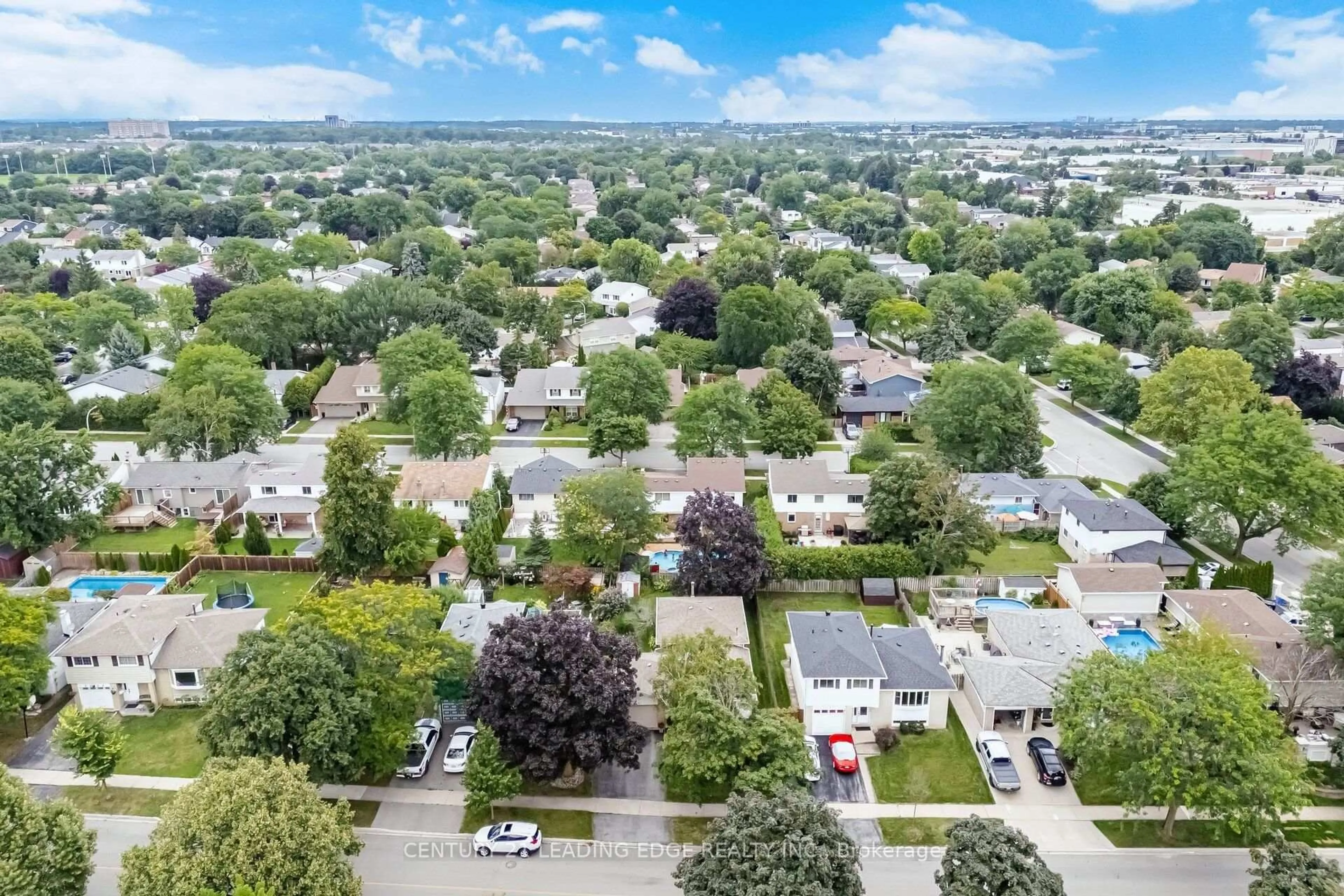 A pic from outside/outdoor area/front of a property/back of a property/a pic from drone, street for 3245 Lansdown Dr, Burlington Ontario L7M 1K1