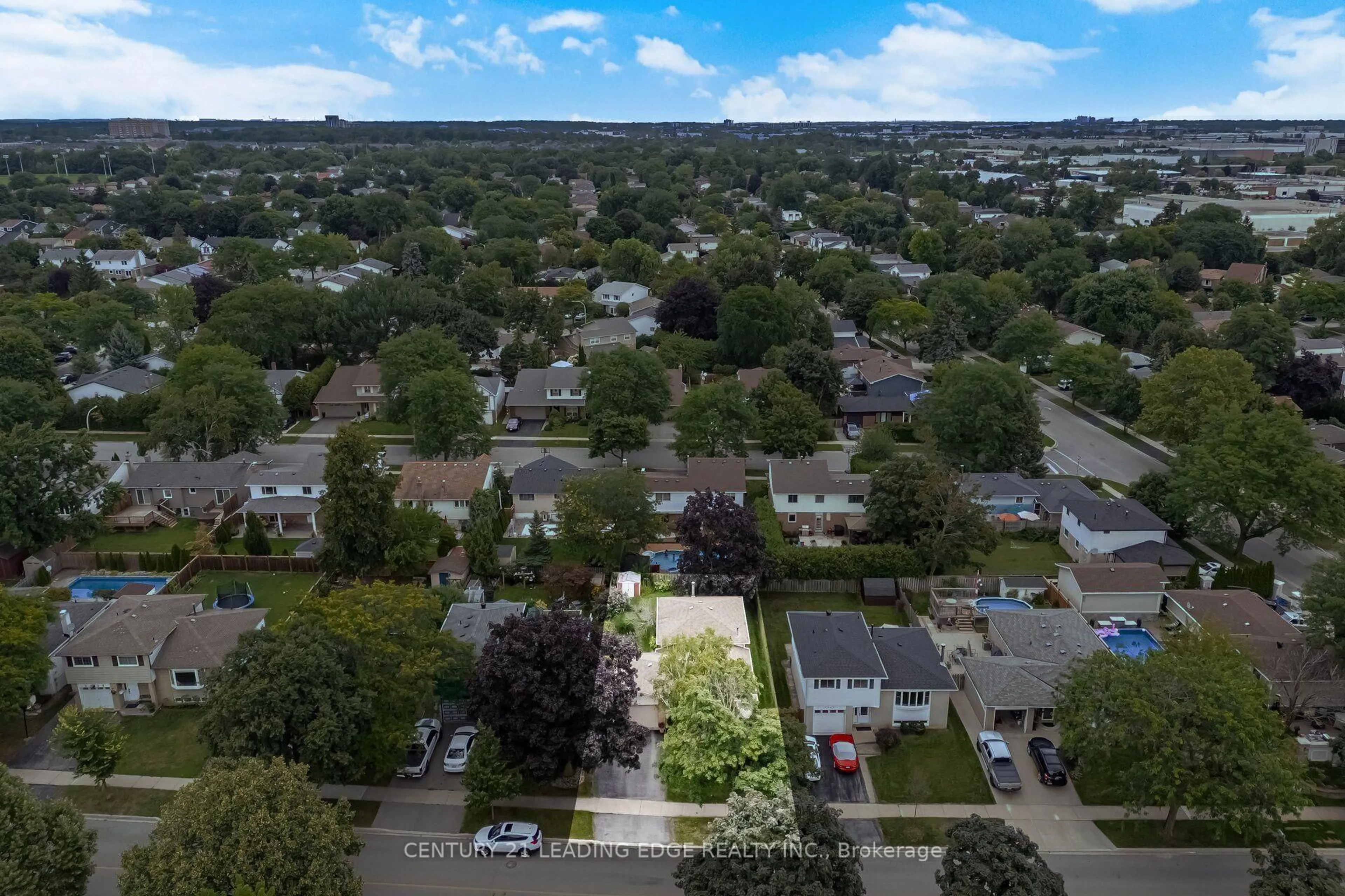 A pic from outside/outdoor area/front of a property/back of a property/a pic from drone, street for 3245 Lansdown Dr, Burlington Ontario L7M 1K1