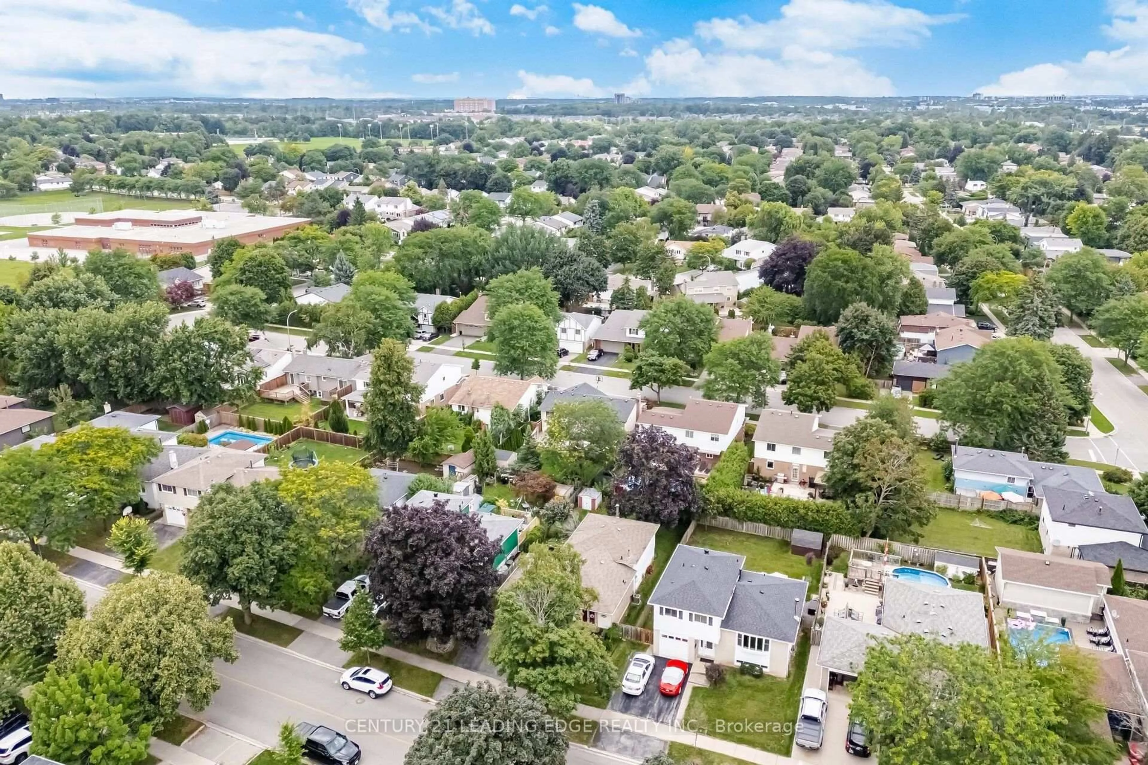 A pic from outside/outdoor area/front of a property/back of a property/a pic from drone, street for 3245 Lansdown Dr, Burlington Ontario L7M 1K1