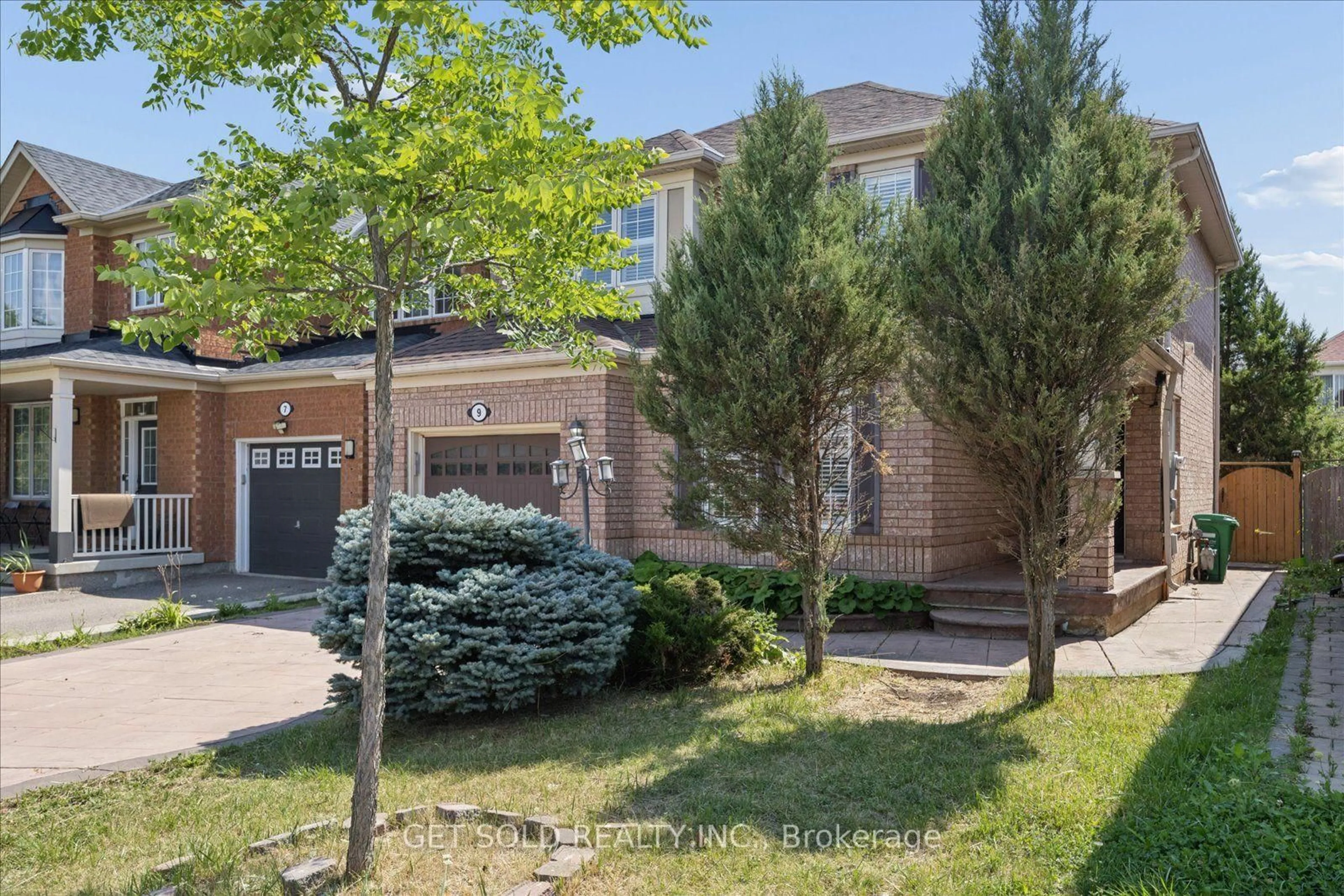 A pic from outside/outdoor area/front of a property/back of a property/a pic from drone, street for 9 Raccoon St, Brampton Ontario L6S 6L8