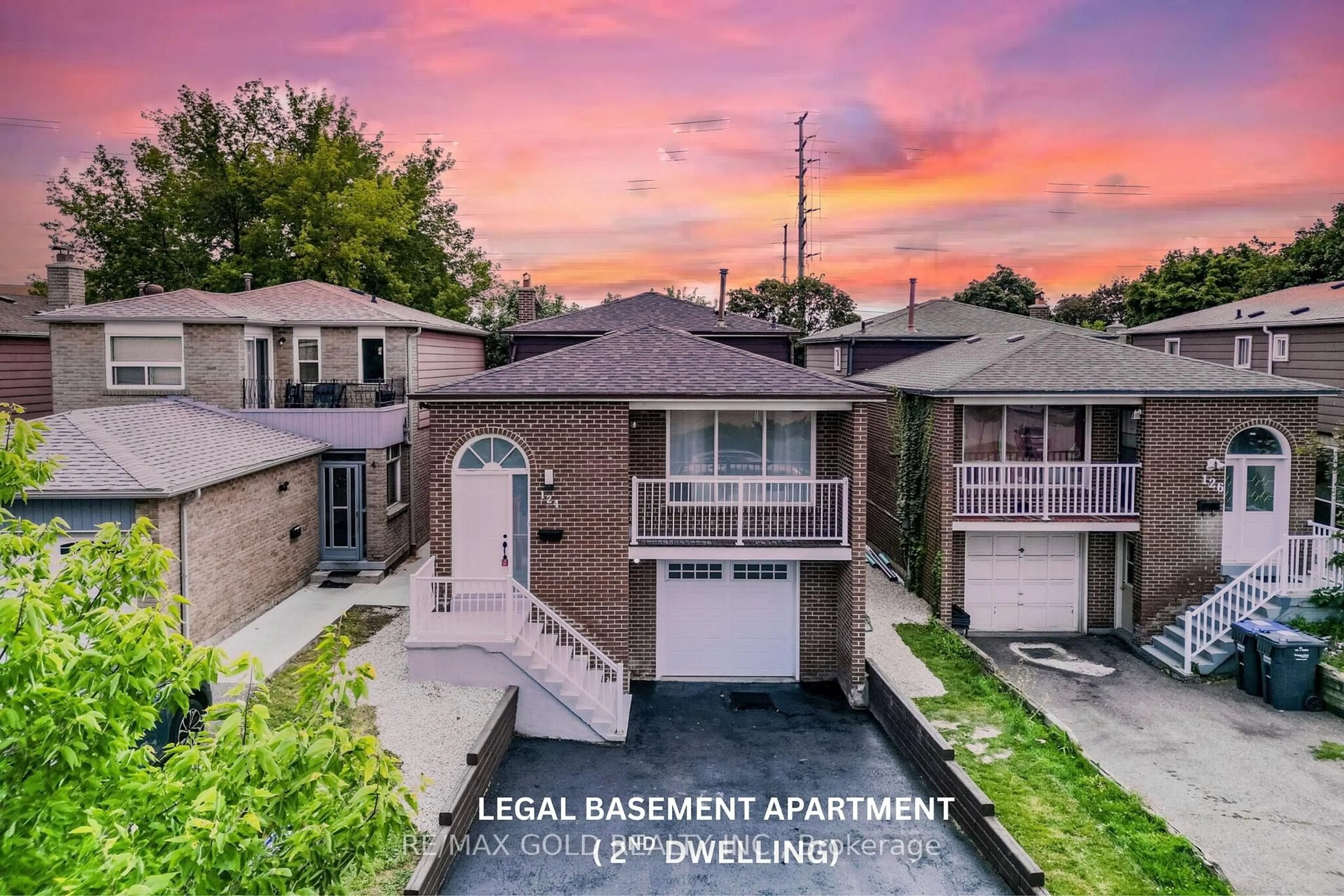 A pic from outside/outdoor area/front of a property/back of a property/a pic from drone, street for 124 Banting Cres, Brampton Ontario L6Y 2L9