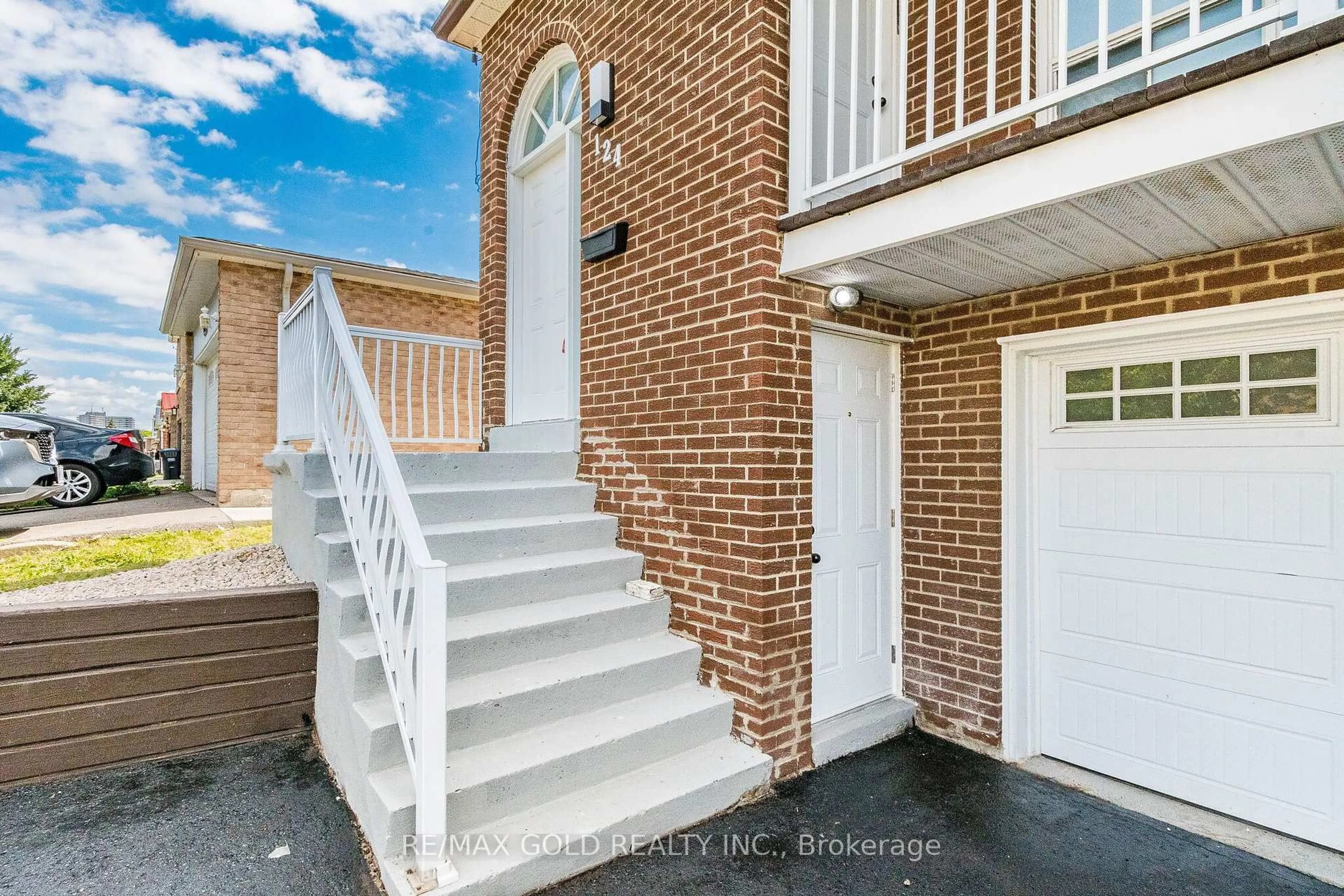 Unknown for 124 Banting Cres, Brampton Ontario L6Y 2L9