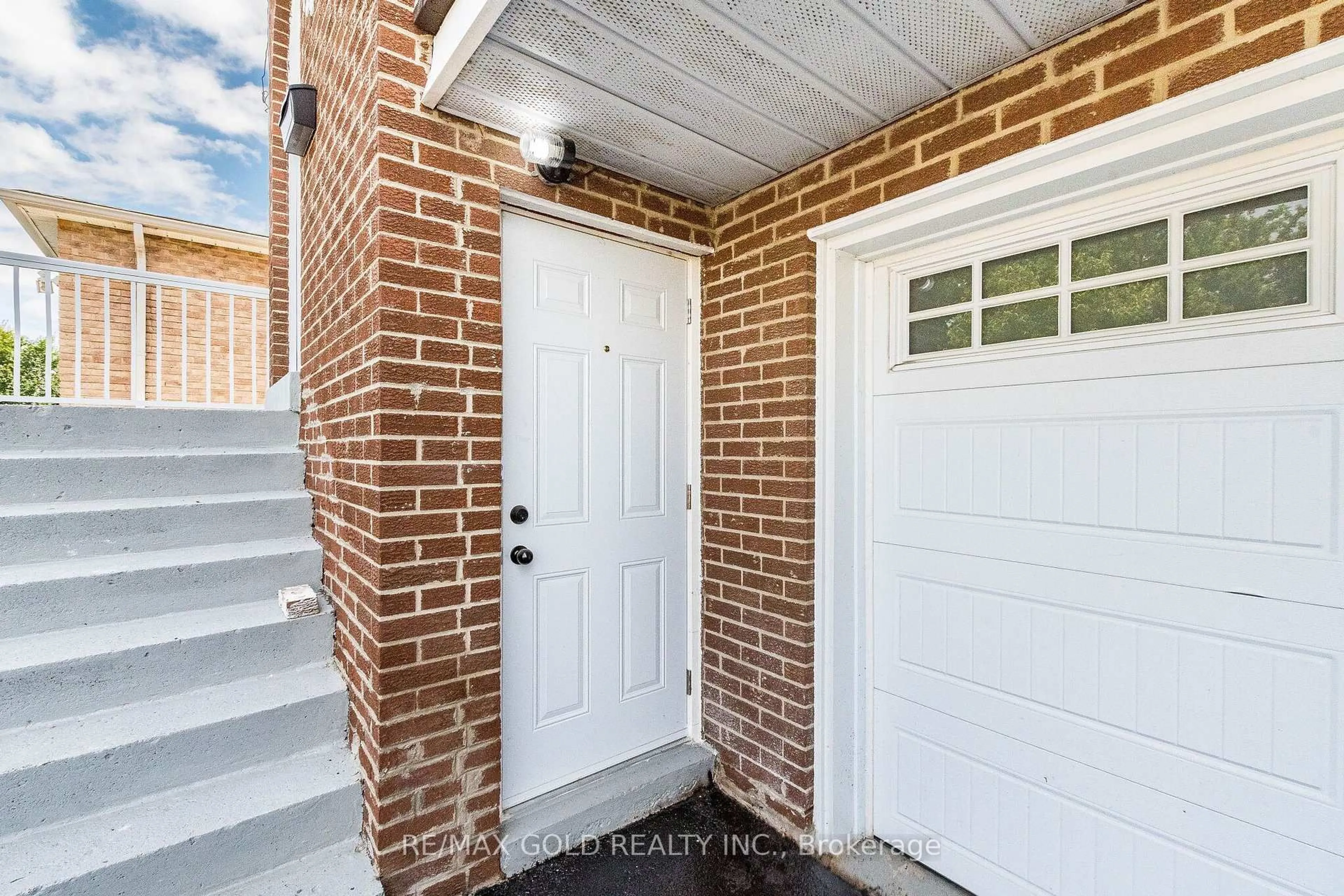 Indoor entryway for 124 Banting Cres, Brampton Ontario L6Y 2L9