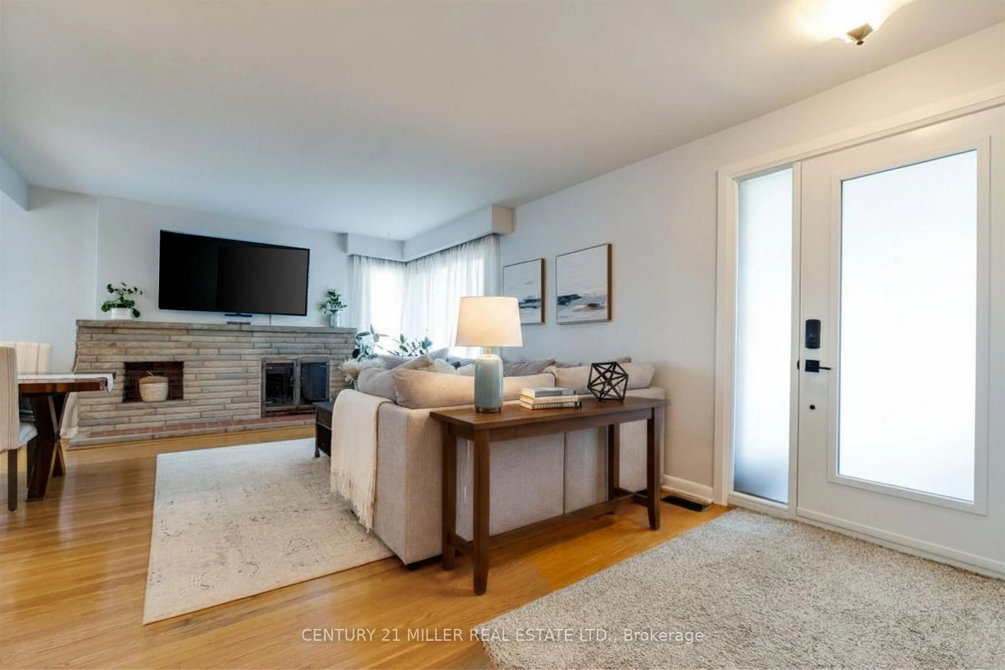 Living room with furniture, unknown for 248 Kingsleigh Crt, Milton Ontario L9T 1X7