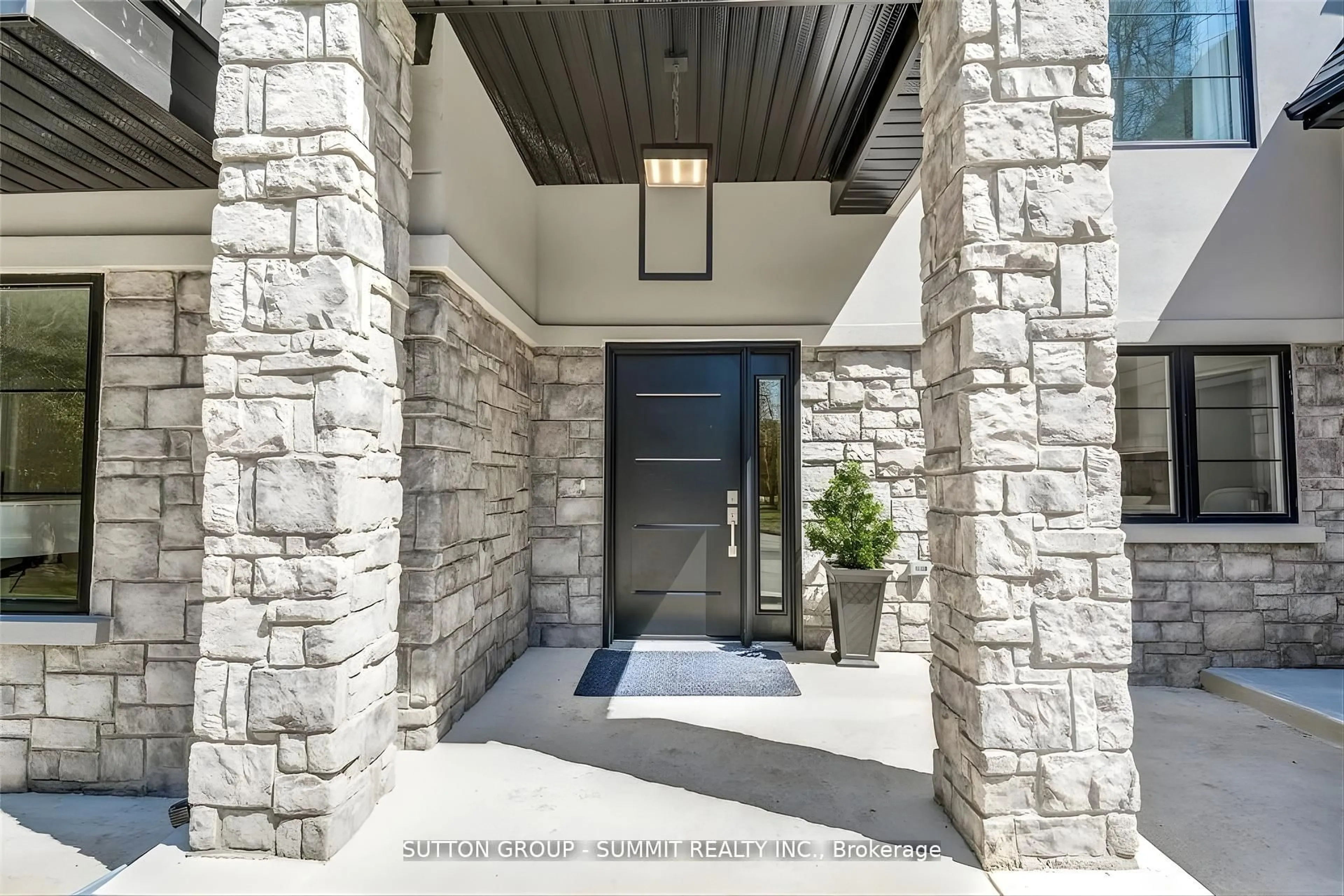 Indoor entryway for 8767 Twiss Rd, Milton Ontario L0P 1B0