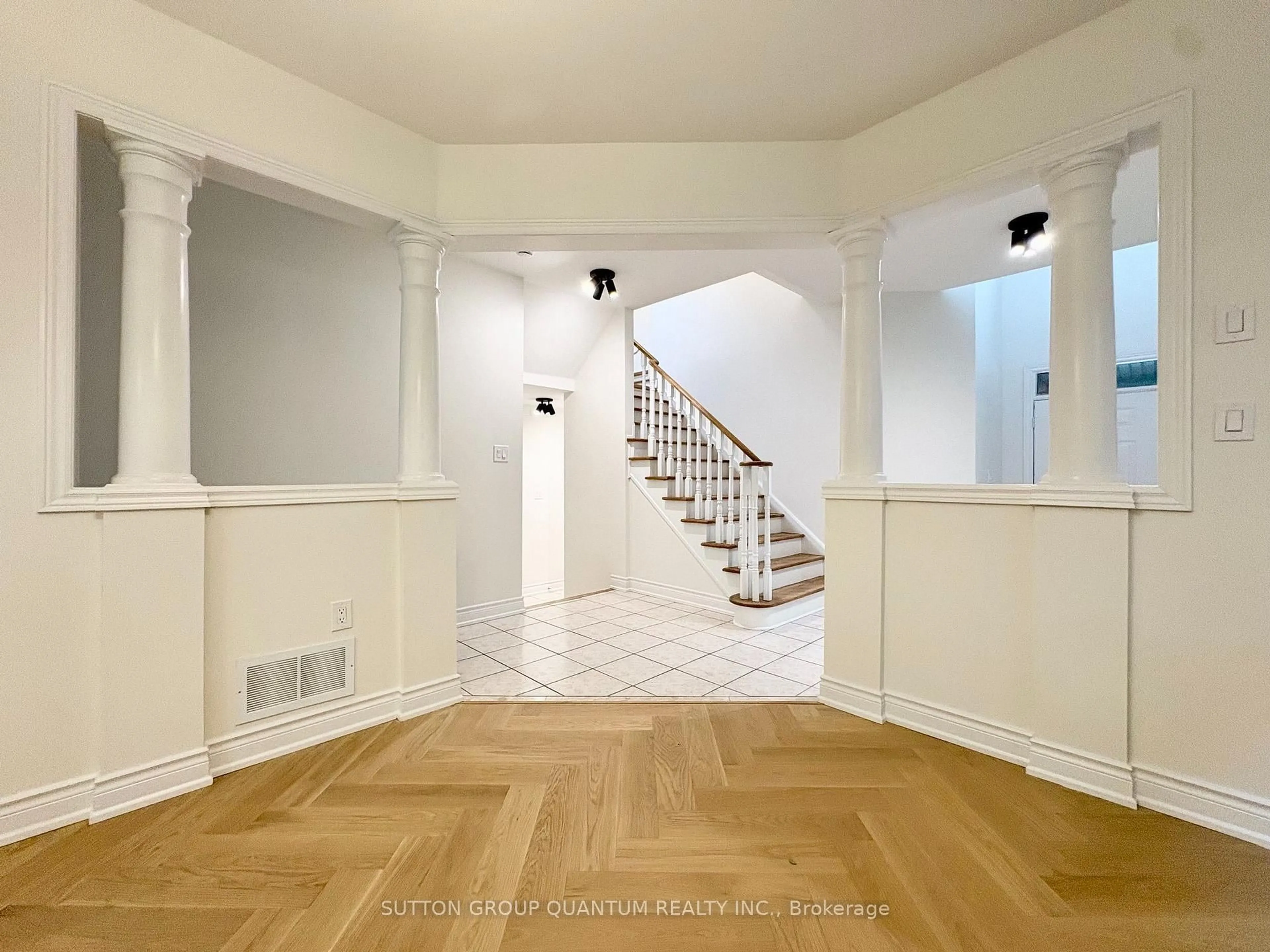 Indoor foyer for 3588 Rainpark Crt, Mississauga Ontario L5M 6X6