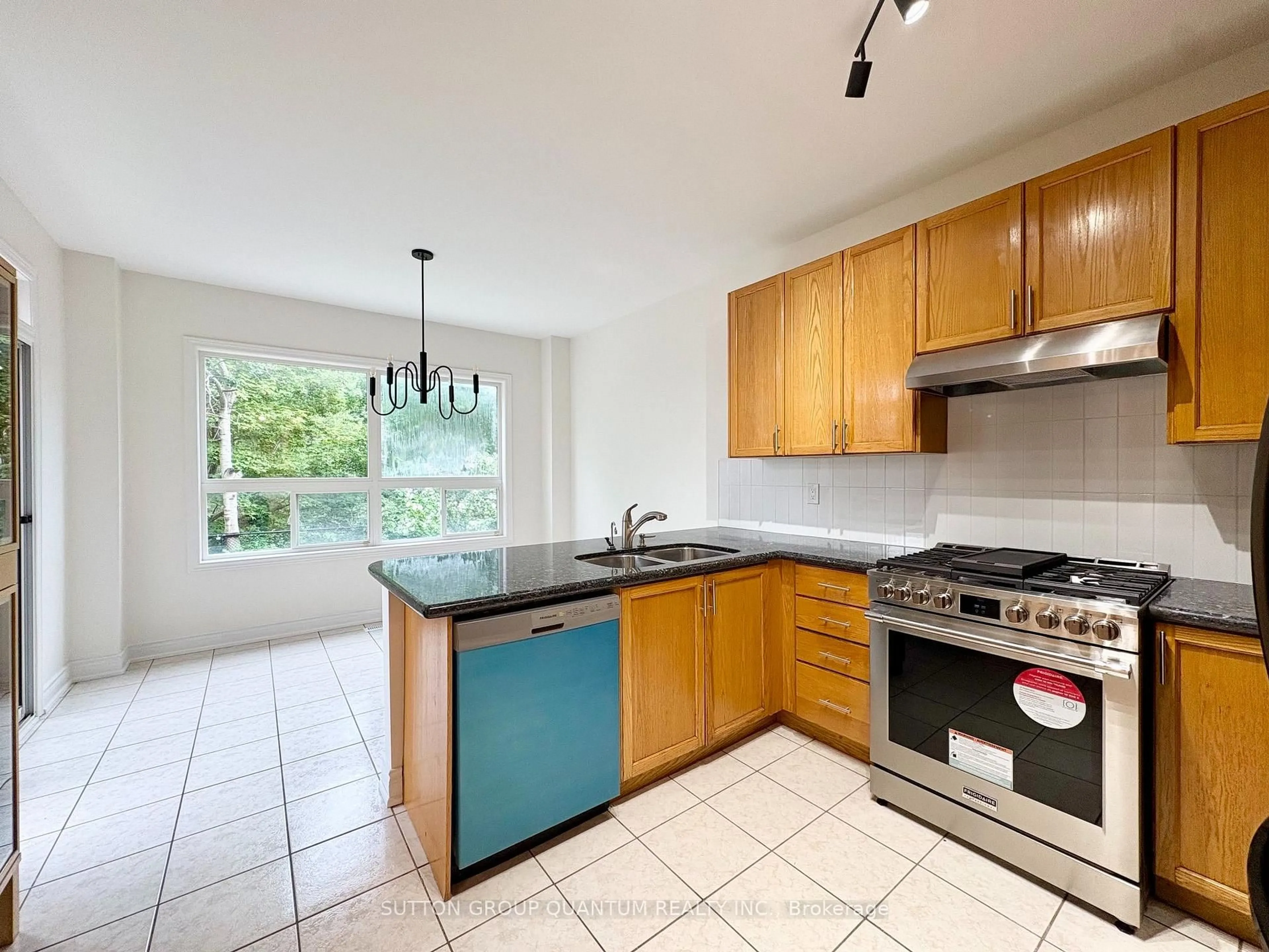 Standard kitchen, ceramic/tile floor for 3588 Rainpark Crt, Mississauga Ontario L5M 6X6
