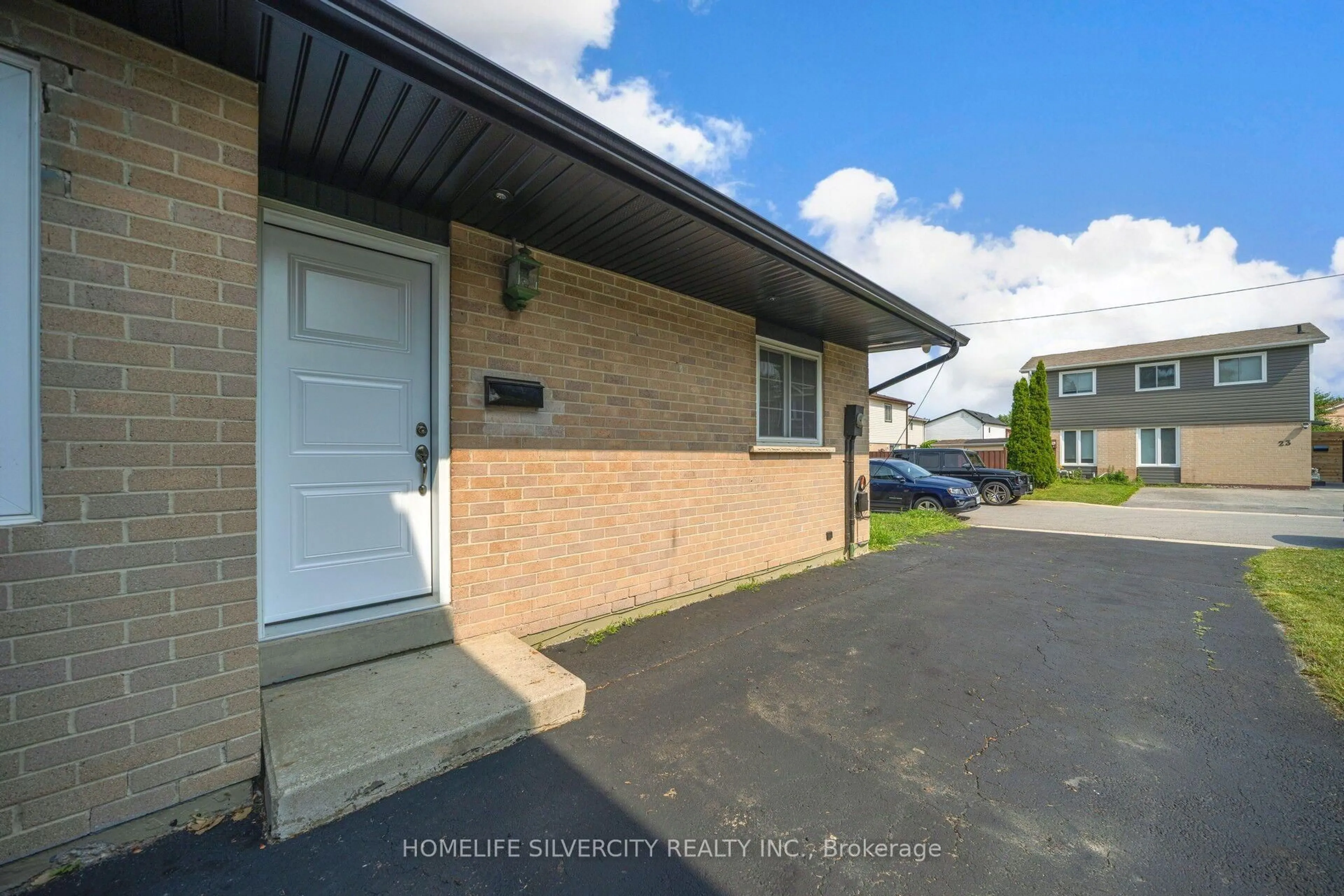 A pic from outside/outdoor area/front of a property/back of a property/a pic from drone, street for 3 Hapsbury Sq, Brampton Ontario L6S 1Y7
