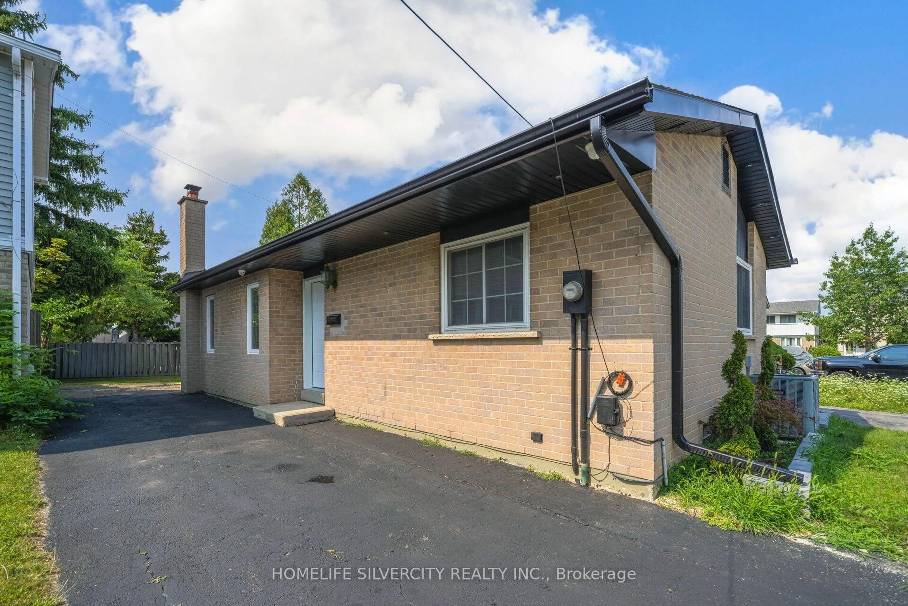 A pic from outside/outdoor area/front of a property/back of a property/a pic from drone, street for 3 Hapsbury Sq, Brampton Ontario L6S 1Y7