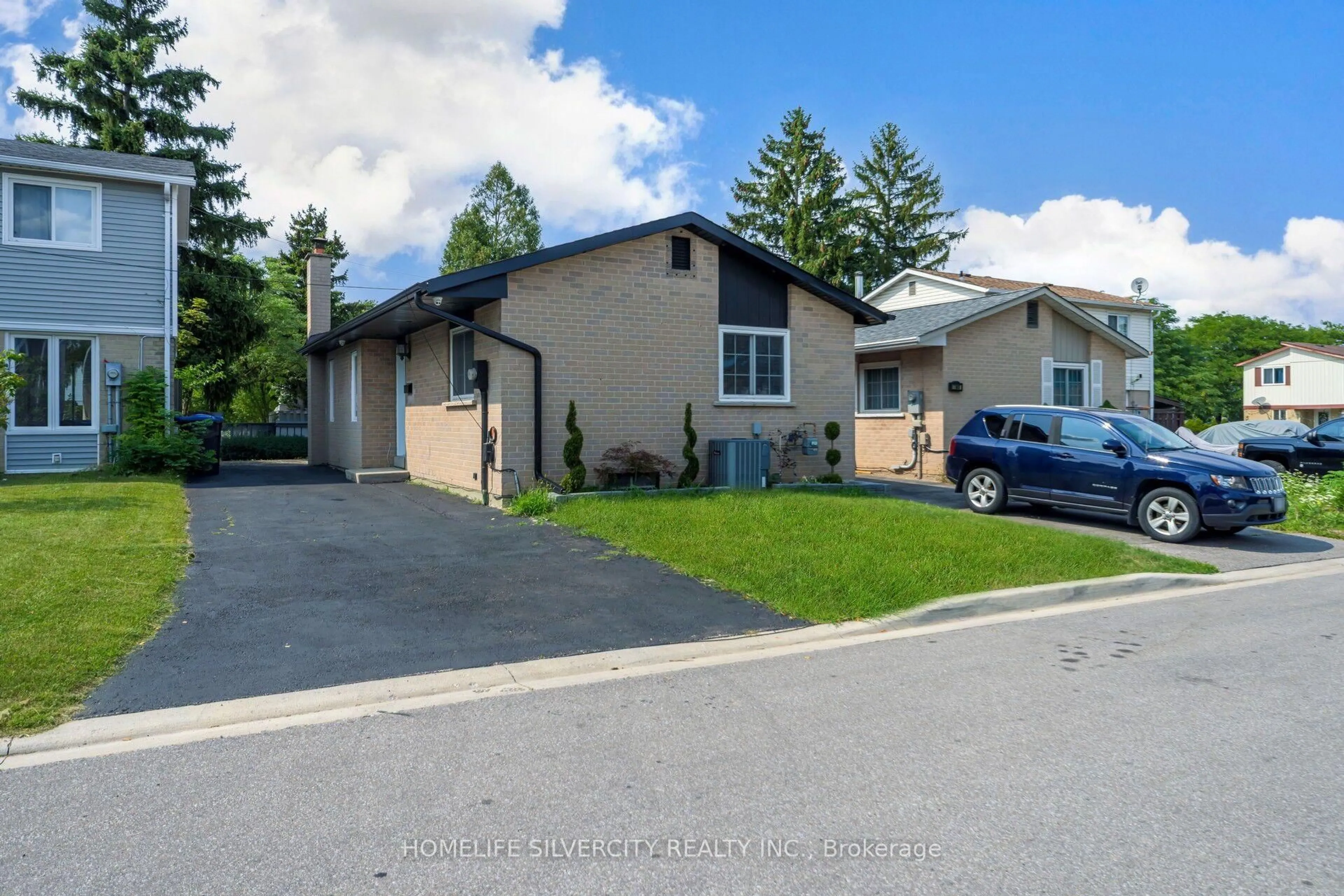 A pic from outside/outdoor area/front of a property/back of a property/a pic from drone, street for 3 Hapsbury Sq, Brampton Ontario L6S 1Y7