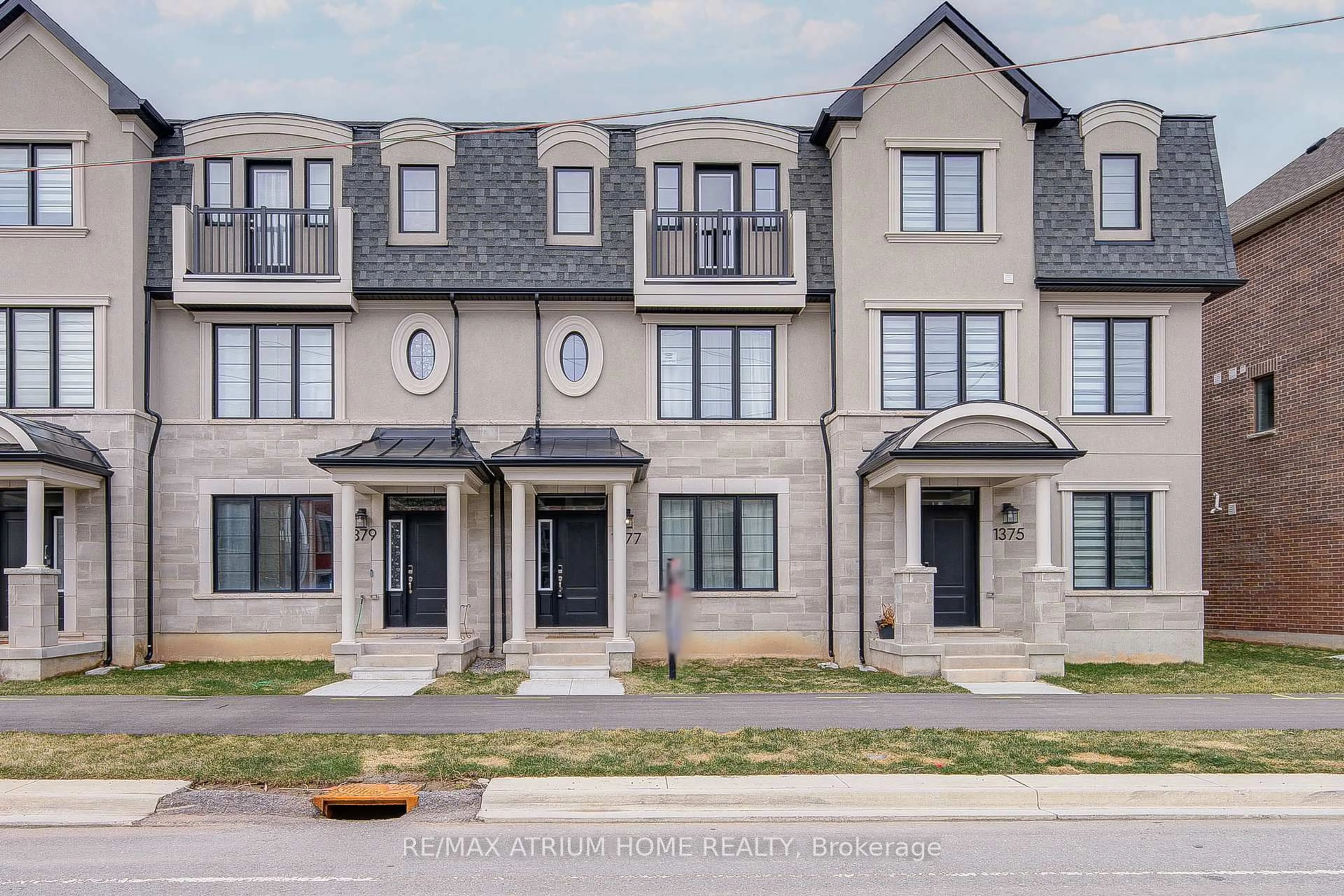 Home with brick exterior material, street for 1377 William Halton Pkwy, Oakville Ontario L6M 5N9