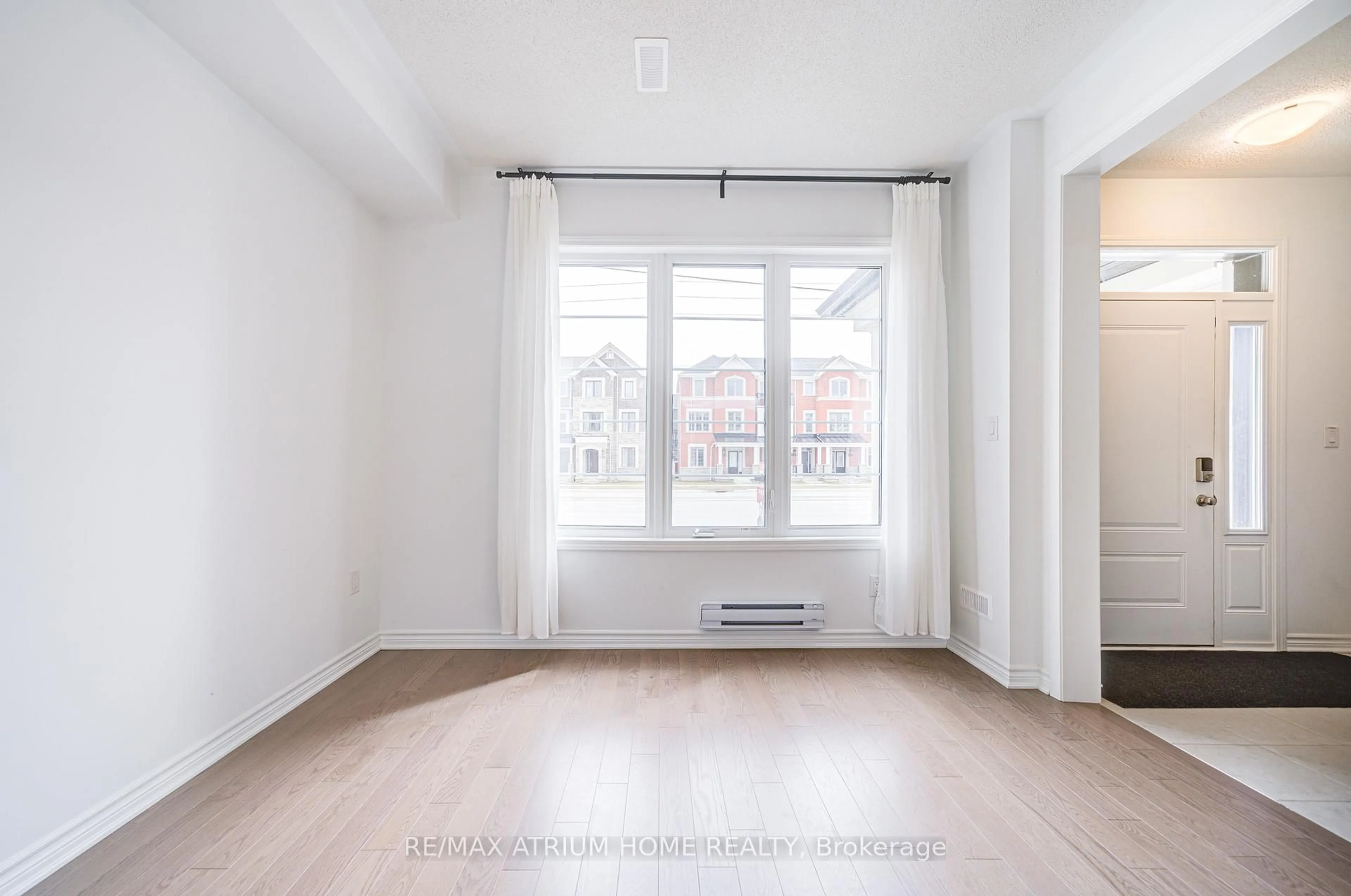 A pic of a room for 1377 William Halton Pkwy, Oakville Ontario L6M 5N9