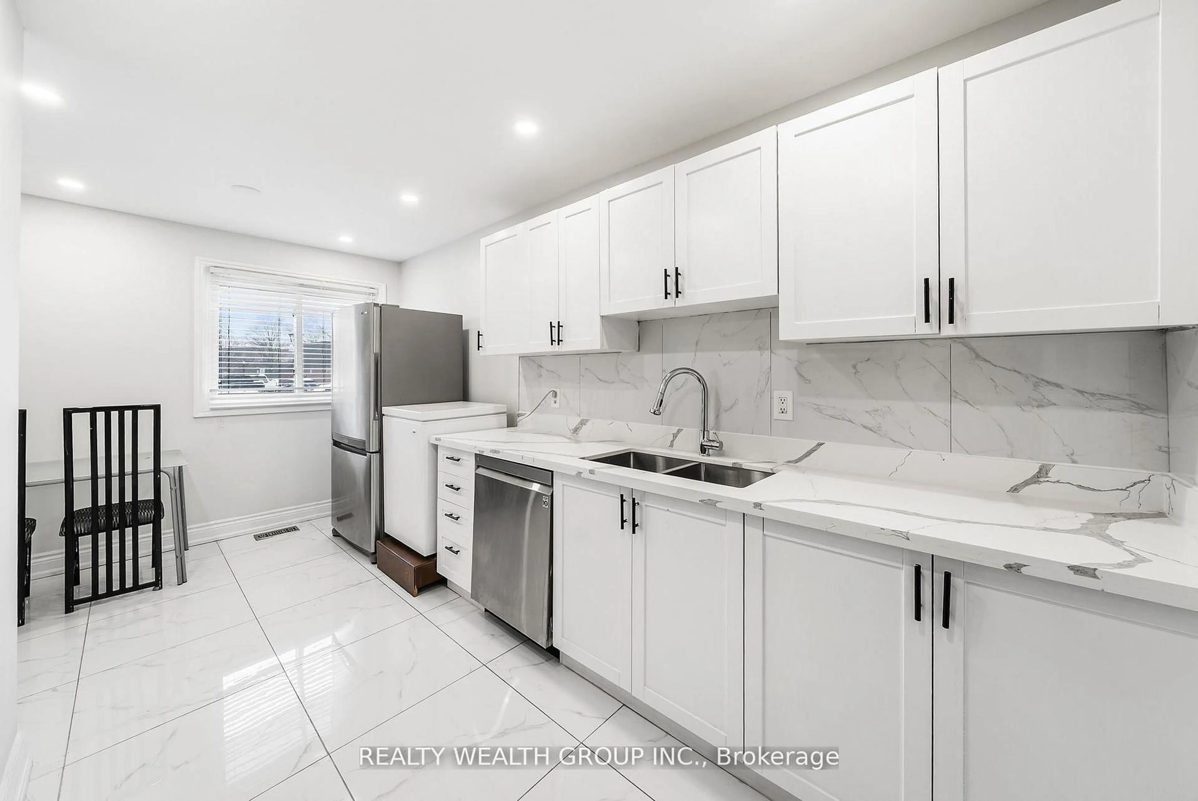 Open concept kitchen, ceramic/tile floor for 521 Timber Lane #39, Burlington Ontario L7L 4B1