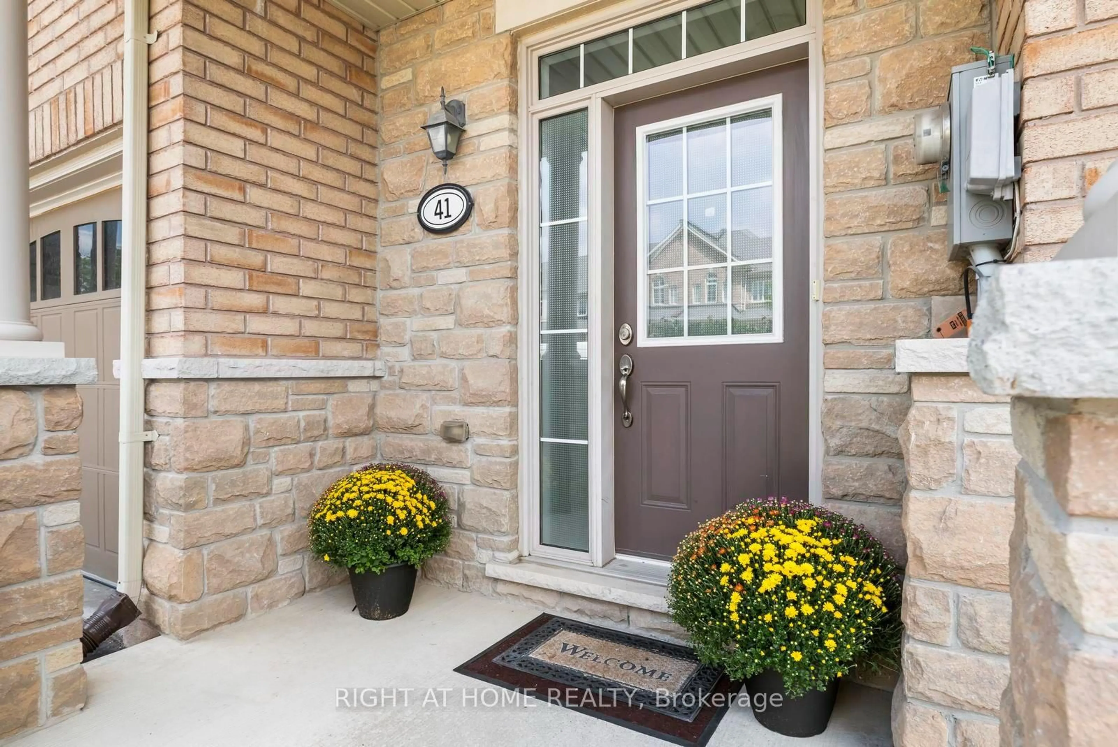 Indoor entryway for 41 Coastline Dr, Brampton Ontario L6Y 0T6