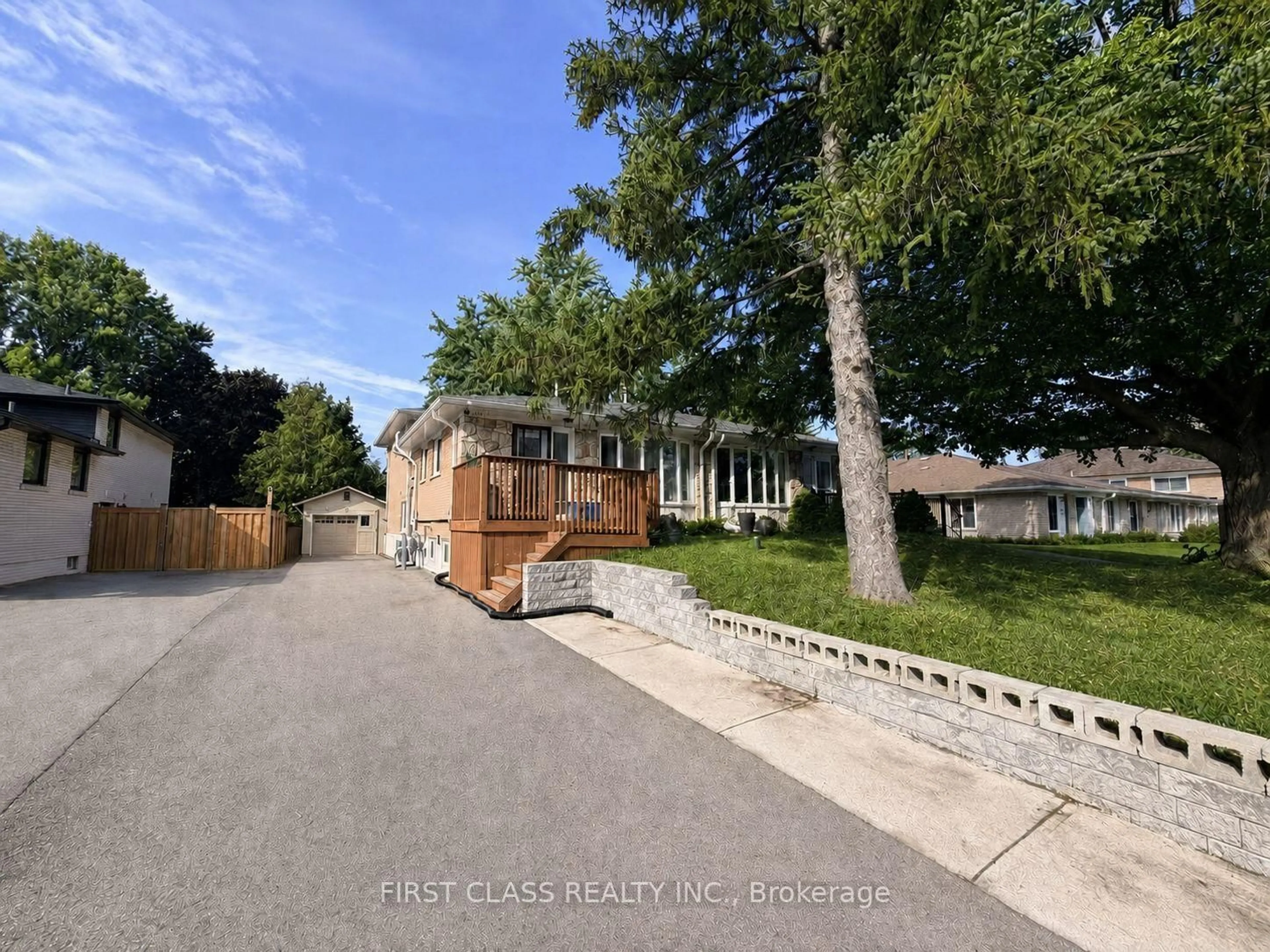 A pic from outside/outdoor area/front of a property/back of a property/a pic from drone, street for 1323 Redbank Cres, Oakville Ontario L6H 1Y4