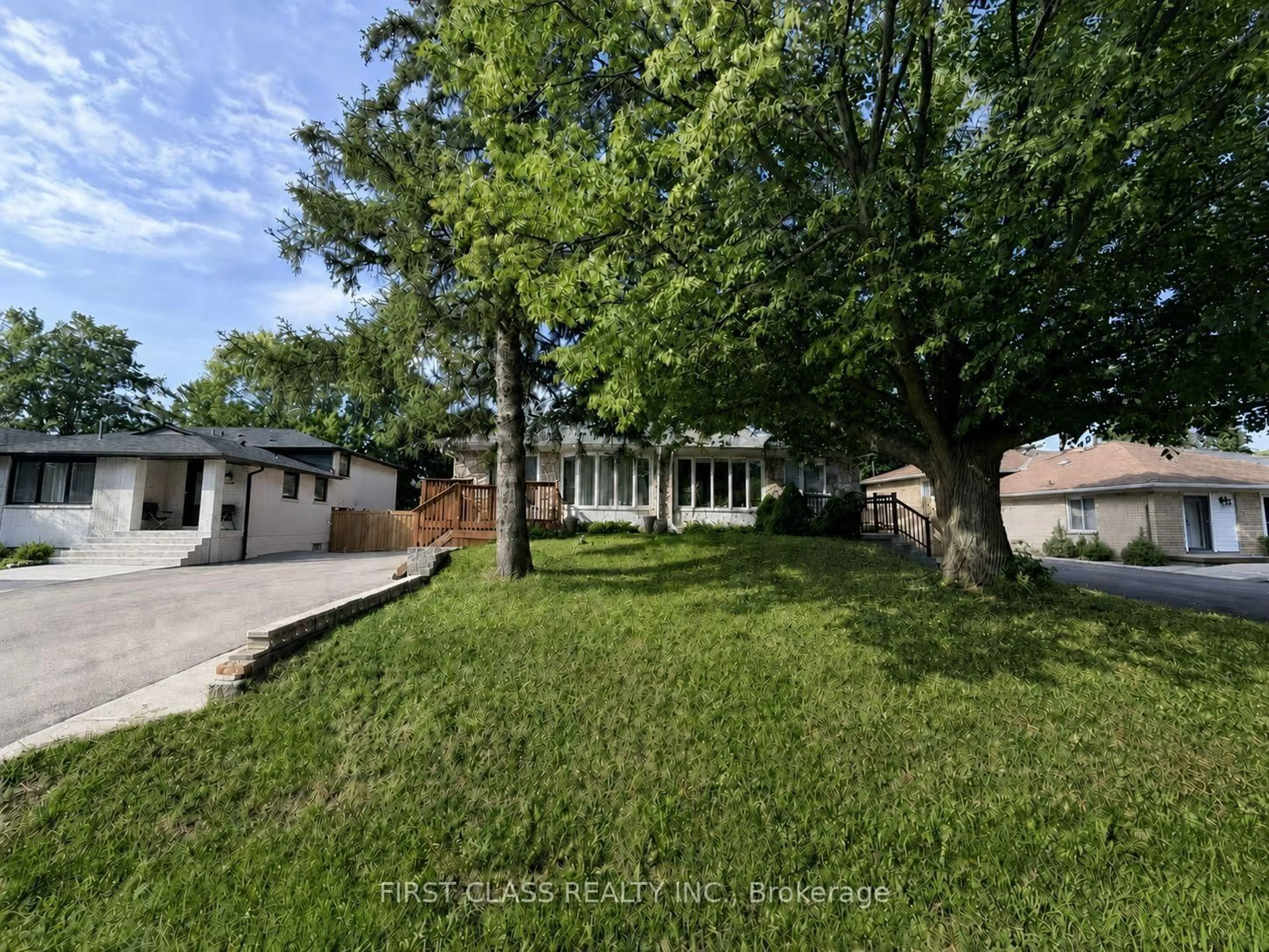 A pic from outside/outdoor area/front of a property/back of a property/a pic from drone, street for 1323 Redbank Cres, Oakville Ontario L6H 1Y4