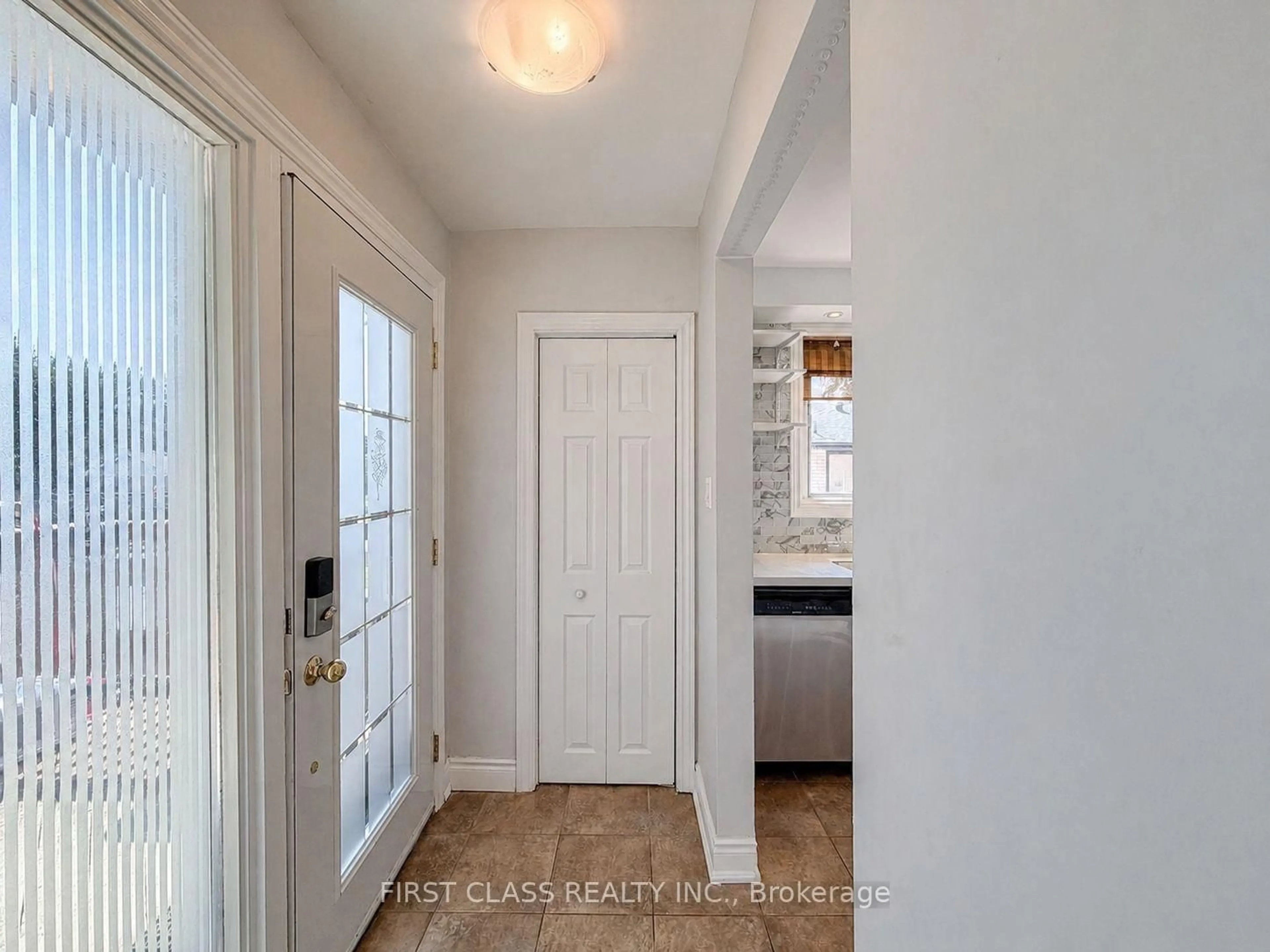Indoor entryway for 1323 Redbank Cres, Oakville Ontario L6H 1Y4