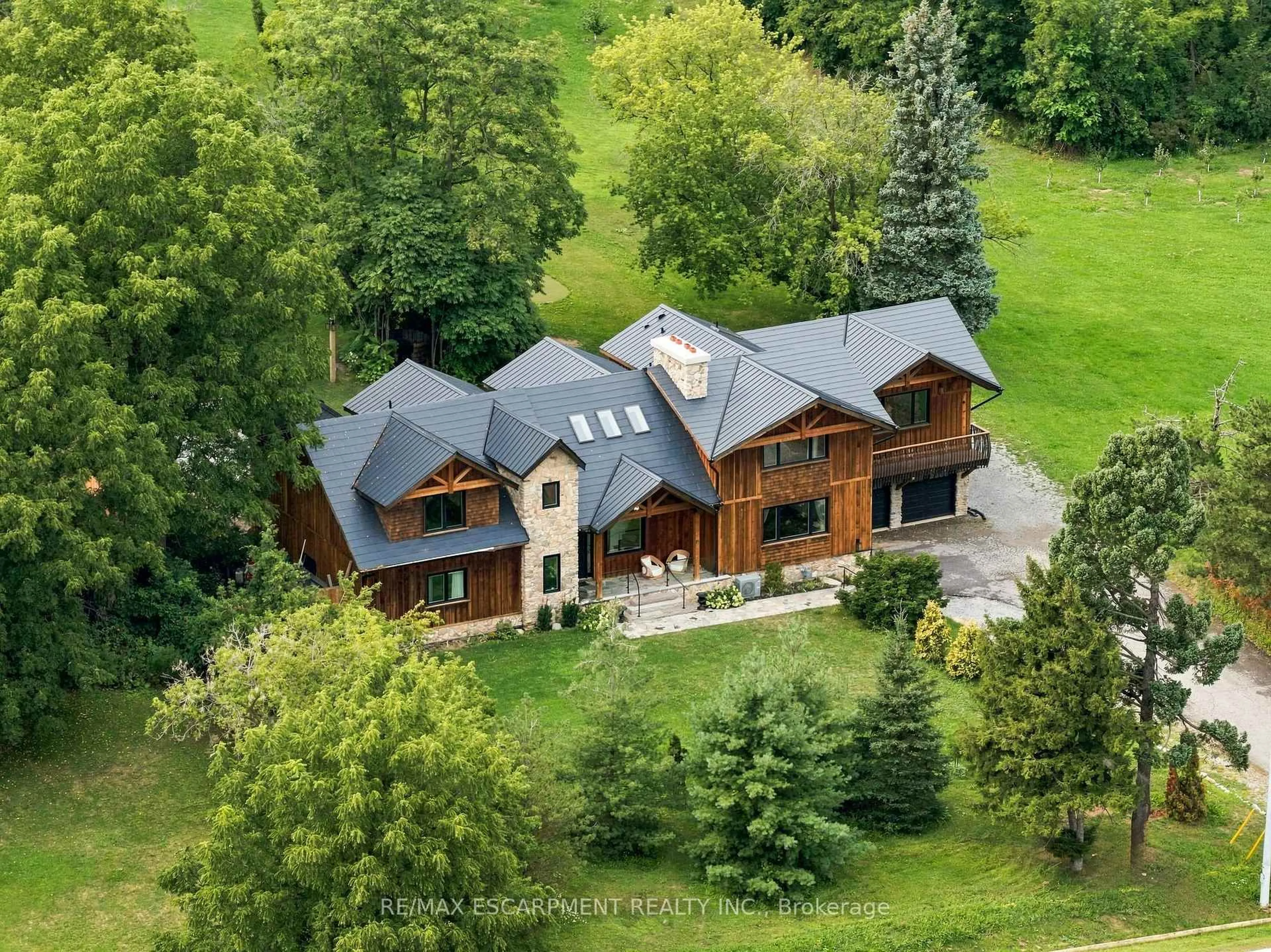 A pic from outside/outdoor area/front of a property/back of a property/a pic from drone, unknown for 2019 Dundas St, Burlington Ontario L7P 0S8
