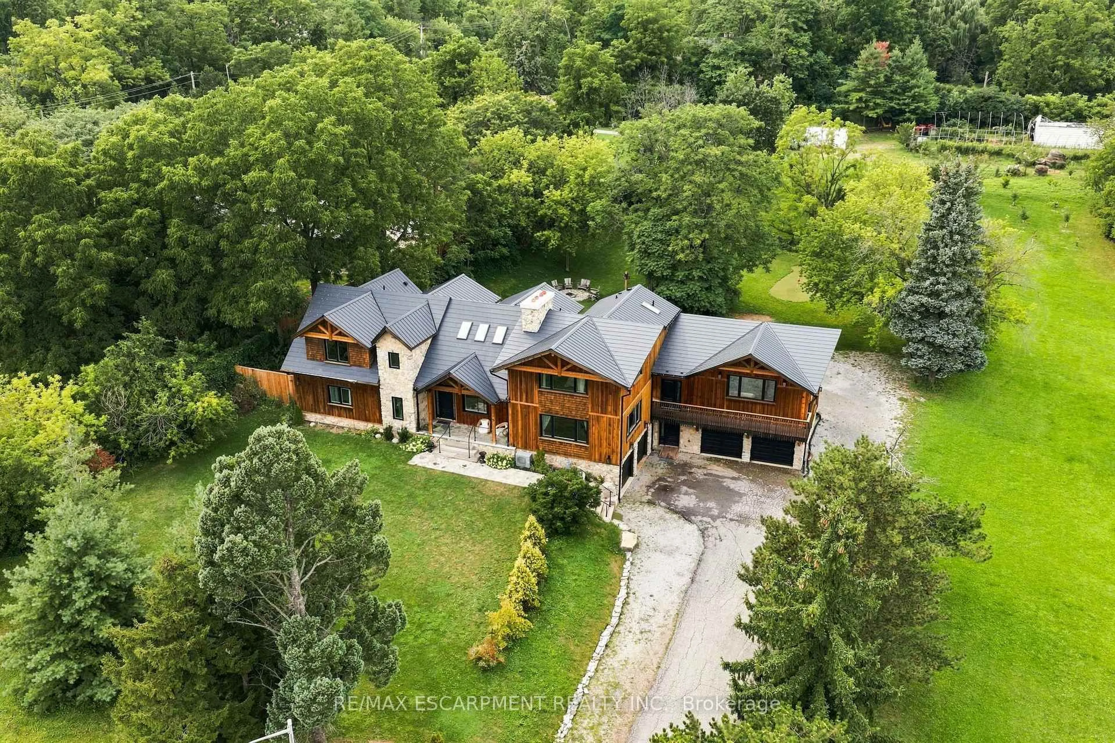 A pic from outside/outdoor area/front of a property/back of a property/a pic from drone, unknown for 2019 Dundas St, Burlington Ontario L7P 0S8
