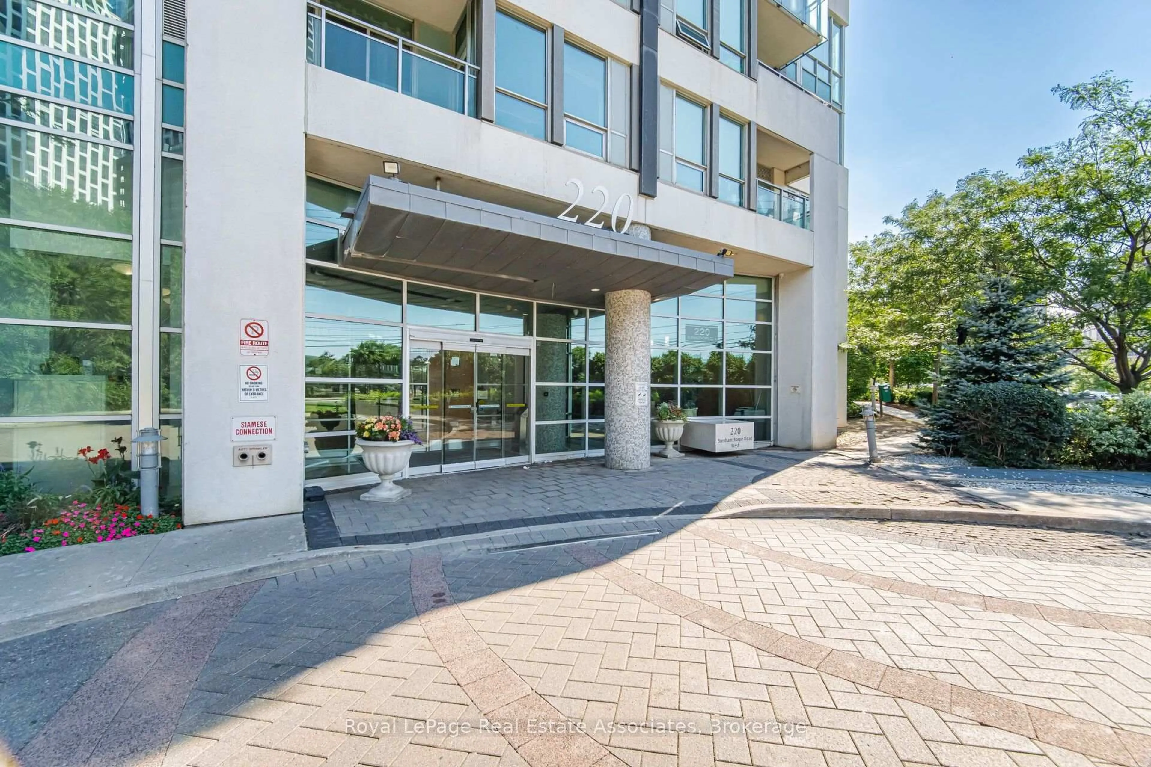 Indoor foyer for 220 Burnhamthorpe Rd #305, Mississauga Ontario L5B 4N4