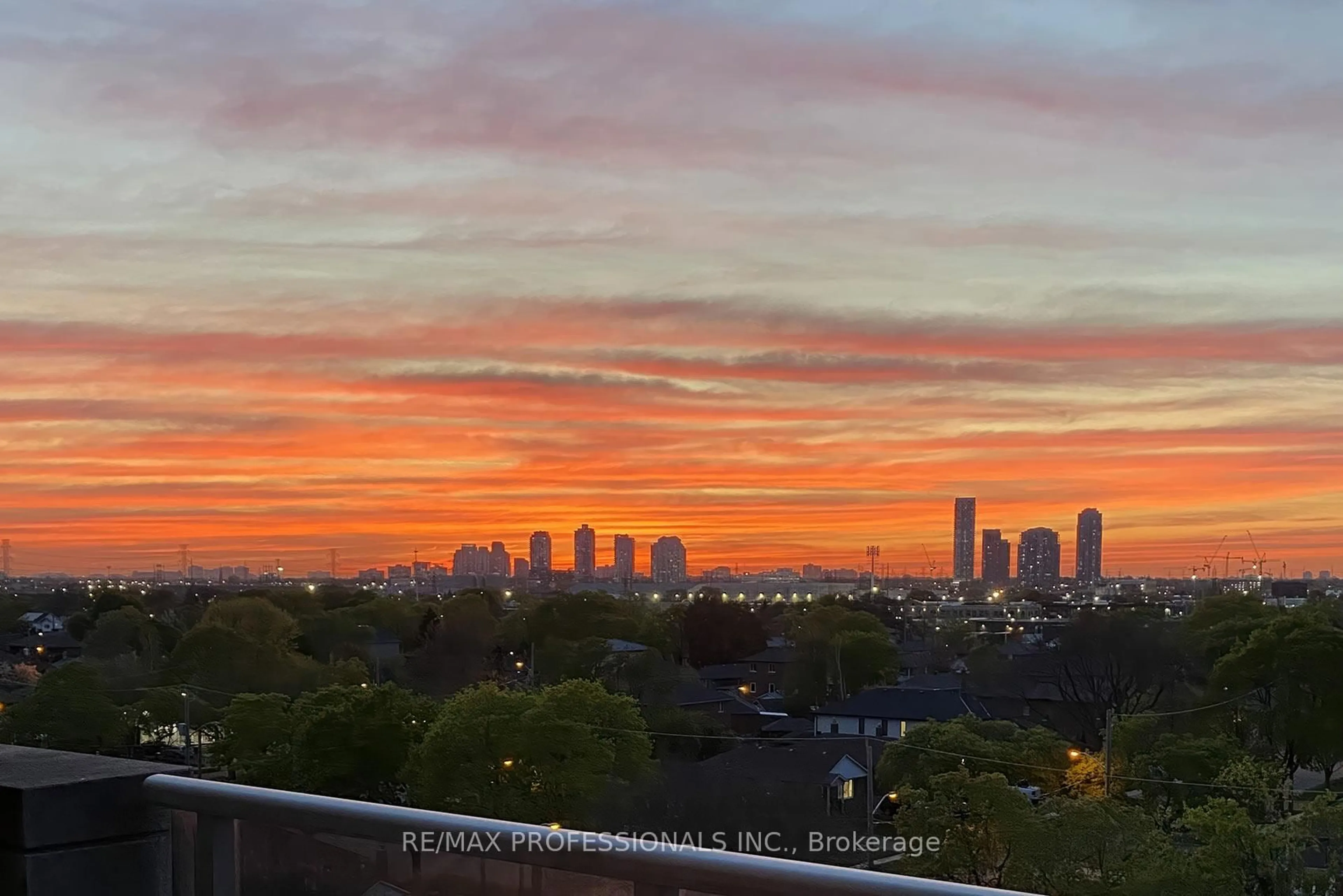 Blurry image for 1040 The Queensway #704, Toronto Ontario M8Z 0A7