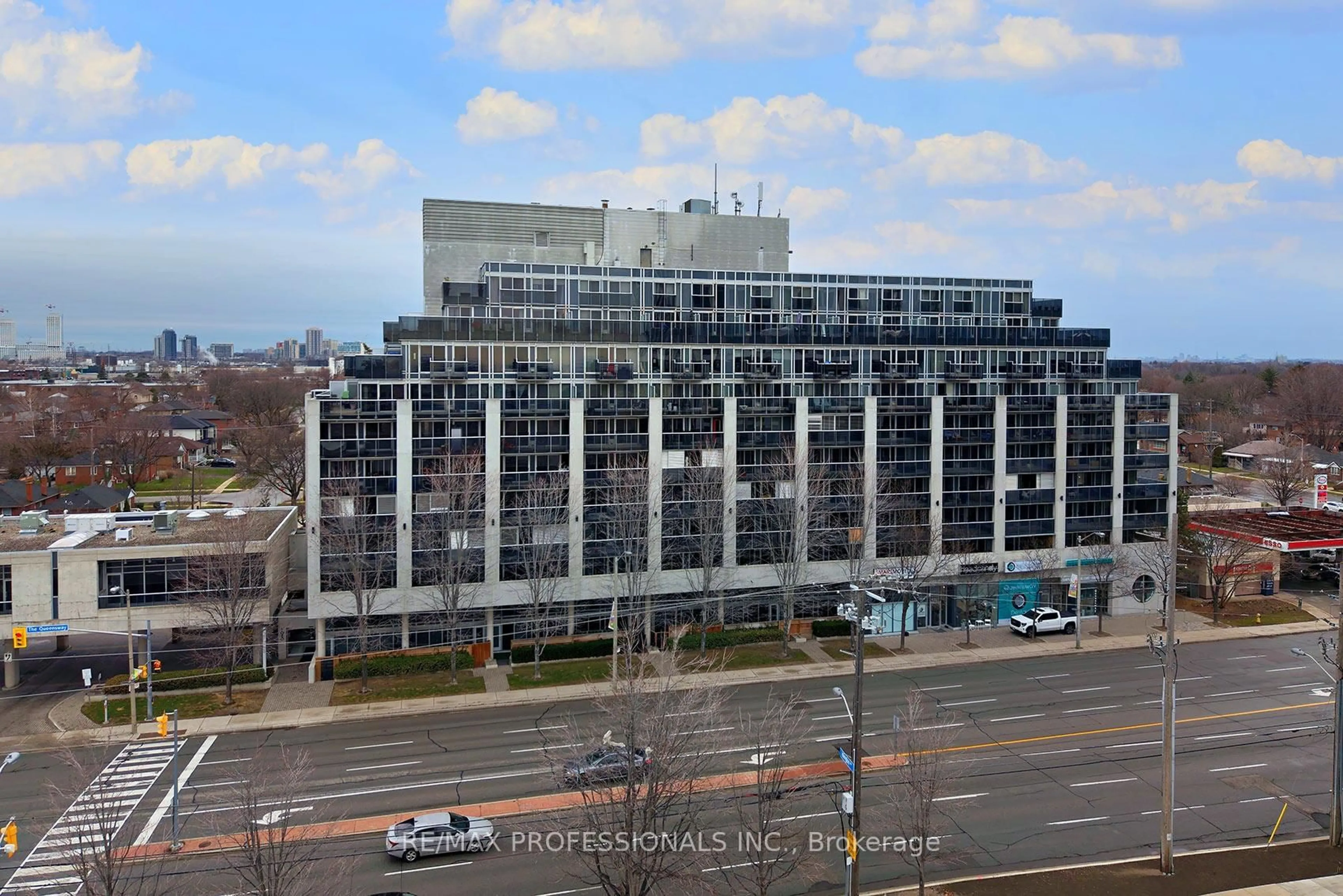 Blurry image for 1040 The Queensway #704, Toronto Ontario M8Z 0A7
